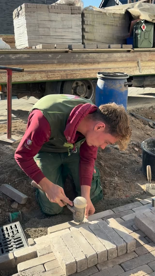🌿 Was motiviert Tom morgens, in den Baustellentag zu starten?
Im 3. Lehrjahr übernimmt Tom Verantwortung für seine eigene Projektbaustelle. Was ihm dabei besonders Spaß macht und worauf er sich morgens am meisten freut? Das erzählt er Euch heute.🧱☀️
#kreiswesel #gärtnervoneden #gartenbau #ausbildung #landschaftsgärtner