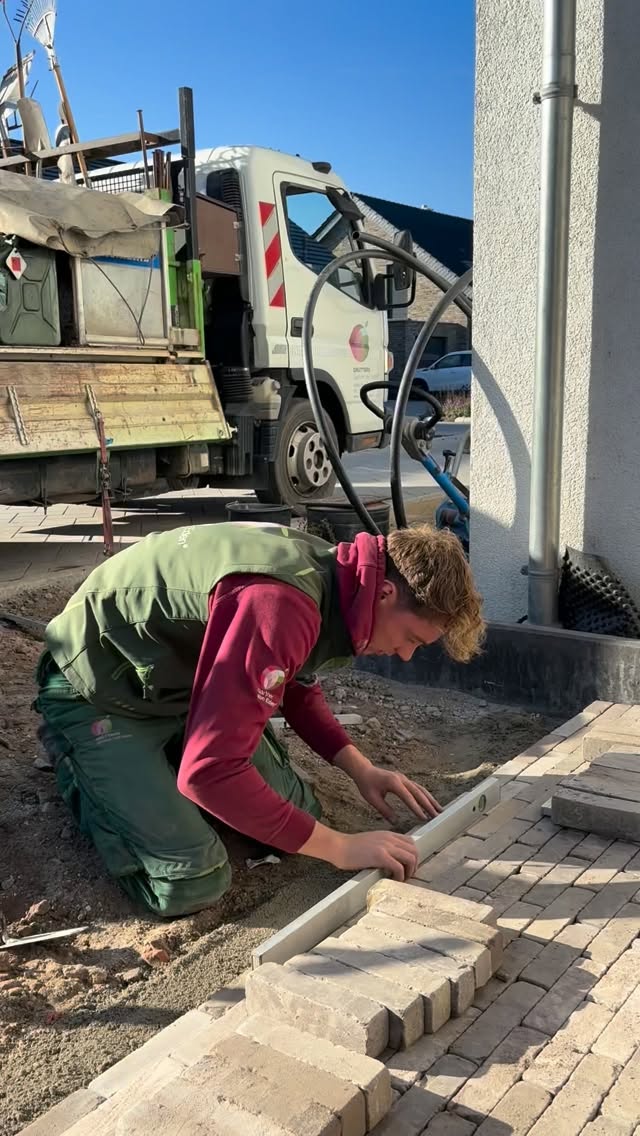 Was steht heute bei Tom auf dem Tagesplan?🧱🏡
Im 3. Lehrjahr übernimmt Tom Verantwortung für seine eigene Projektbaustelle. 🌿 Heute nimmt er Euch wieder mit auf die Baustelle und zeigt, welche Aufgaben anstehen und worauf es bei der Arbeit im Garten- und Landschaftsbau ankommt.
↘️Ihr wollt wissen, wie es weitergeht? Dann schaut die nächsten Tage immer mal wieder bei uns vorbei! ↙️
#niederrhein #gärtnervoneden #galabau #ausbildung #landschaftsgärtner