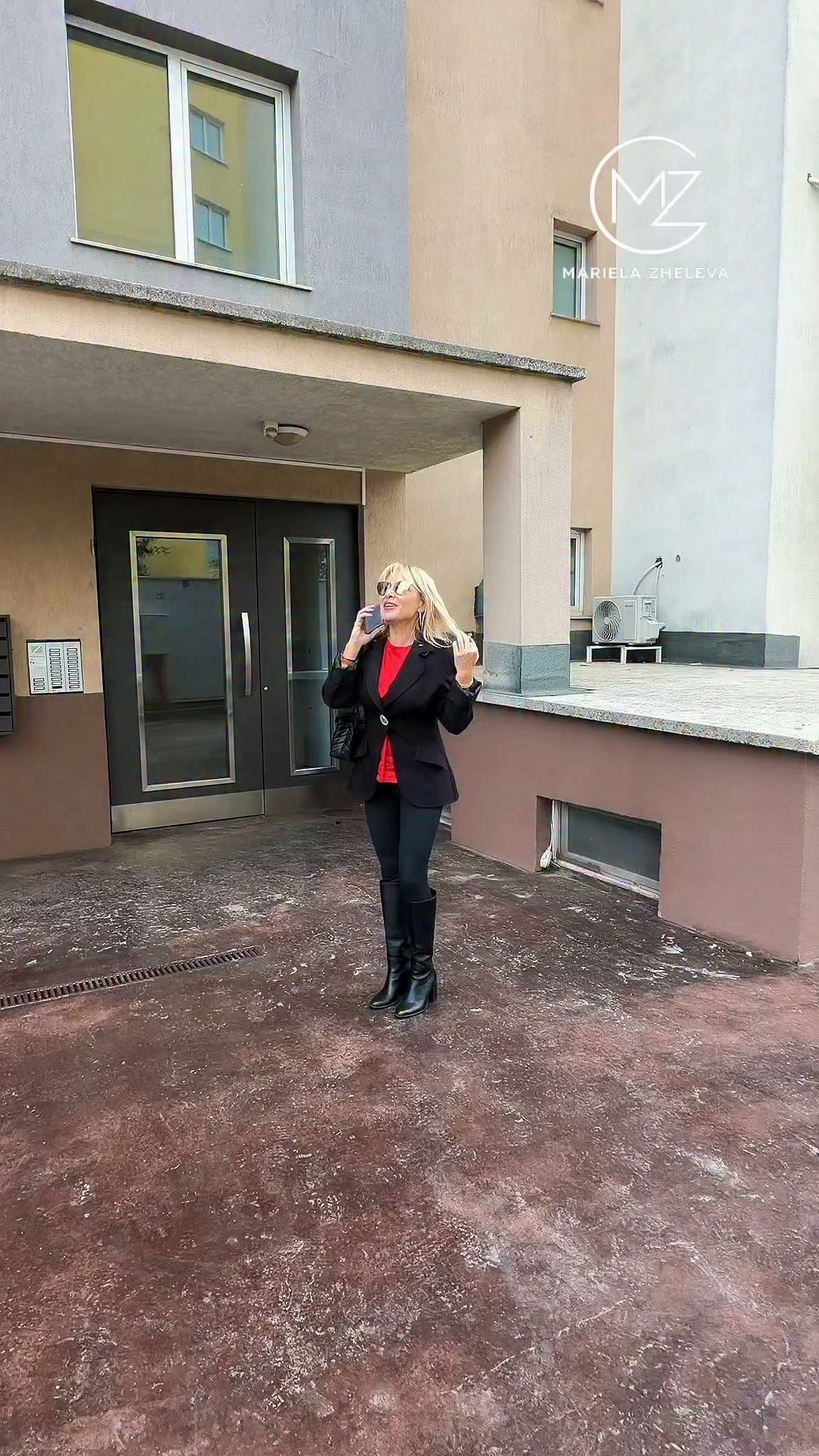 Кадър от видео в Instagram: „Обзаведен двустаен апартамент на две нива в Студентски град, София — ул. „Акад. Стефан Младенов“, близо до УНСС и НСА. 65 кв.м | 215 000 евро Дневна с…“