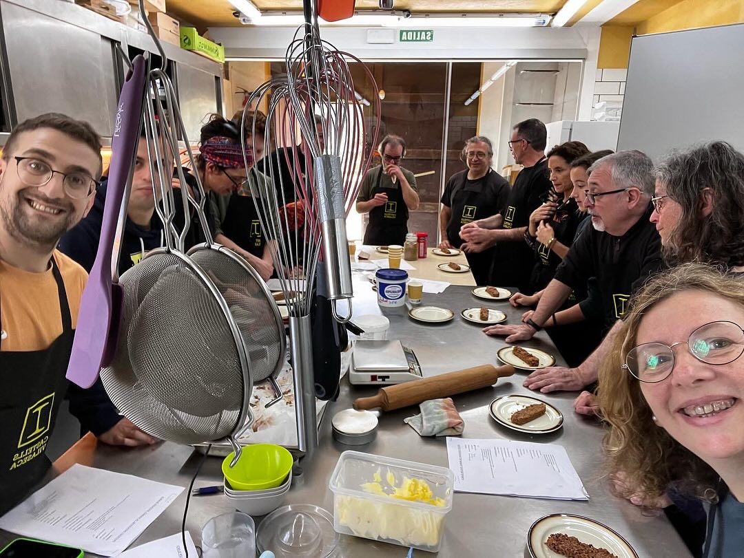 A les portes de Setmana Santa vam aprofitar per fer la nostra trobada anual. Un dia de feina diferent, amb l’empresa tancada i compartint nous espais. 💛
Aquest any vam anar a @calpixallits.obrador on vam passar un dia diferent que ens va permetre interactuar entre nosaltres des d’un altre lloc, canviant rols, experimentant noves habilitats 👨🍳 i compartint d’una altra manera.
Vam fer un taller de pastisseria 🍰🧁i en acabar-lo vam compartir també un bon dinar.
Estem molt contents de tenir l’oportunitat de viure l’empresa també així. Som equip!
Gràcies @unadetous1 i @marcos_corba , i també a la sempre atenta @copisteriarambles que ens va facilitar en temps rècord l’estampació dels davantals.
