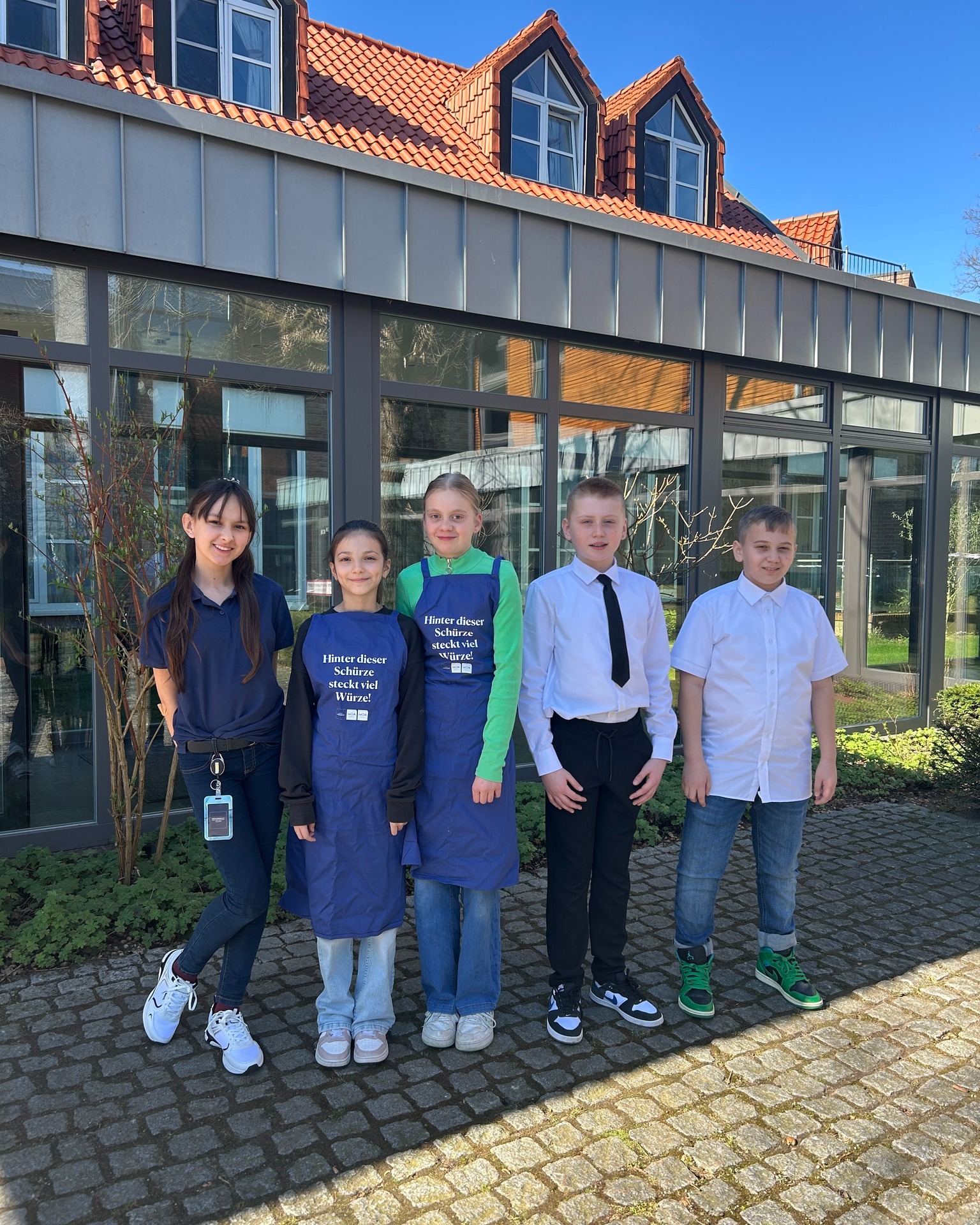 ???? Heute ist Boys- und Girls-Day – Zukunftstag!
Wir freuen uns, unsere diesjährigen Teilnehmer und Teilnehmerinnen bei uns im Hotel Heidegrund begrüßen zu dürfen.
Sie bekommen heute spannende Einblicke in die unterschiedlichen Abteilungen unseres Hauses – vom Housekeeping über die Küche bis zur Rezeption – und sammeln erste Erfahrungen in der Hotellerie. ?️?️?
Ein großartiger Tag, um neue Perspektiven kennenzulernen und die eigenen Talente zu entdecken.
? Für den Ausbildungsstart 2025 suchen wir noch motivierte Azubis!
Hast du Interesse? Dann bewirb dich gerne unter:
heidegrund.de/ausbildung
#HotelHeidegrund #Zukunftstag2025 #BoysAndGirlsDay #Berufseinstieg #HeidegrundErleben #KarriereInDerHotellerie #EinblickInsBerufsleben