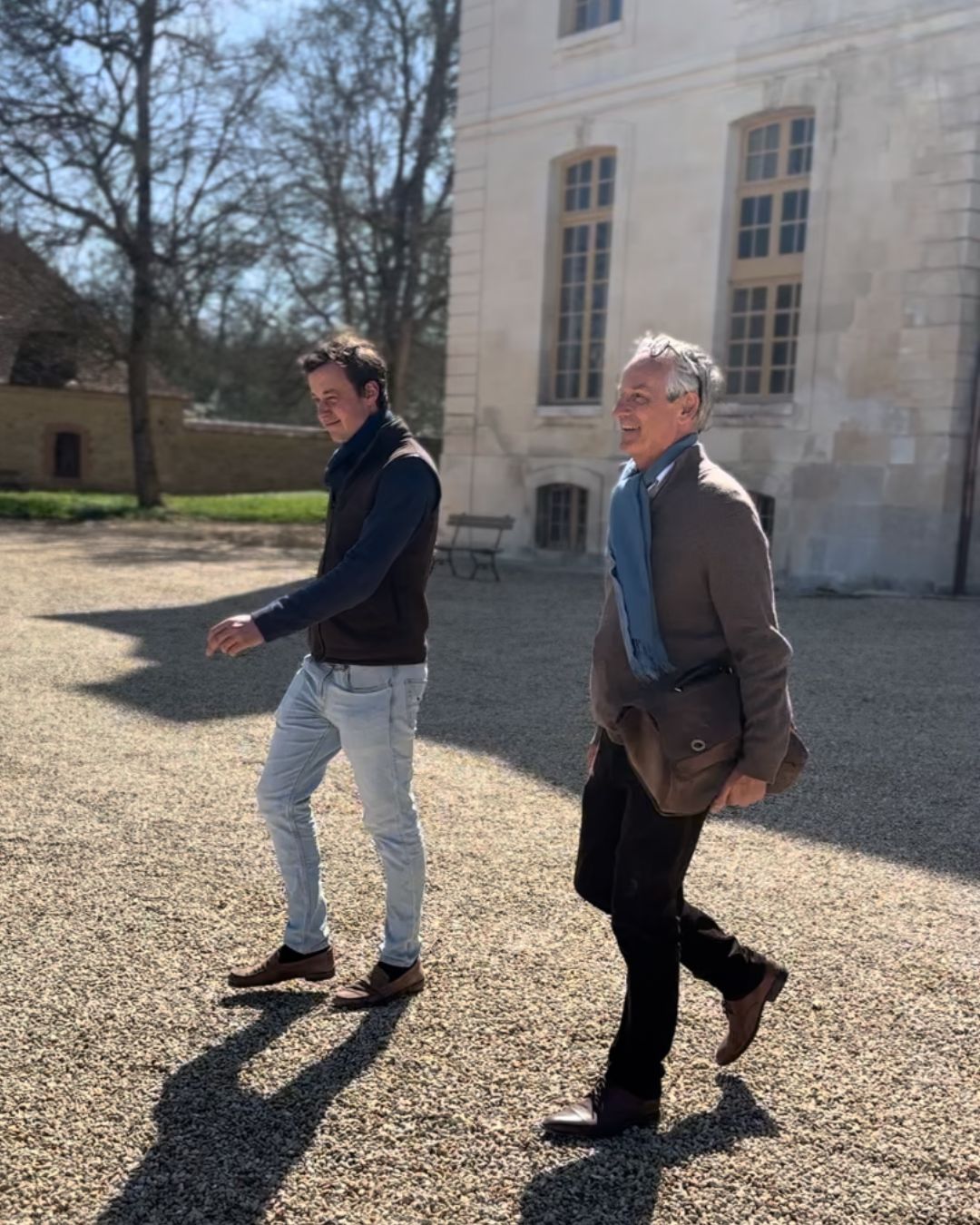 ? Une rencontre autour de la passion du patrimoine ?
Quand Rémy Motte rencontre le propriétaire du Château de Vaux, c’est avant tout un échange entre deux passionnés qui partagent la même vision : préserver, restaurer et transmettre les trésors de notre patrimoine ✨
? Sur cette photo, un moment privilégié où se croisent savoir-faire, respect des matériaux anciens, et amour des belles histoires que racontent ces lieux chargés d’âme.
? Ensemble, ils évoquent les étapes de la rénovation du château, la pose minutieuse de boiseries anciennes, et l’importance de faire revivre ces décors d’exception dans le respect de leur histoire.
Un projet inspirant… à suivre dans nos prochains épisodes ?
#PassionPatrimoine #ChateauDeVaux #RencontreInsolite #RemyMotte #VieDeChâteau #BoiseriesAnciennes #RestaurerLePatrimoine #SavoirFaireFrançais #HistoireDuPatrimoine #Transmission @chateau.de.vaux
