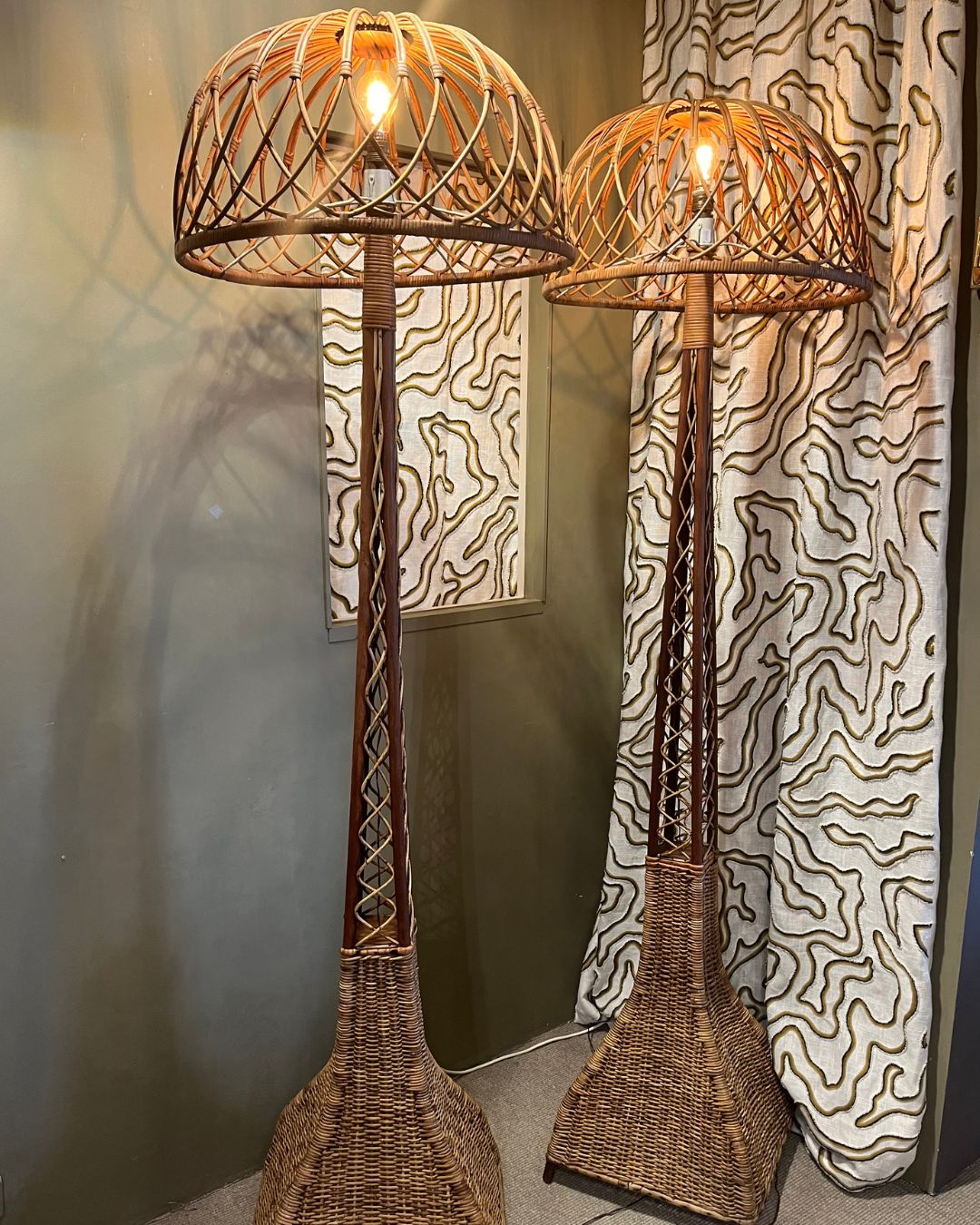 ✨ L’esprit naturel des années 50 ✨
Craquez pour cette paire de luminaires en rotin tressé, authentiques pièces des années 1950 ?☀️
Leur design léger et organique diffuse une lumière douce et chaleureuse, idéale pour créer une ambiance bohème chic ou vintage naturelle.
Chaque détail du tressage reflète le savoir-faire artisanal et l’esthétique simple et élégante de l’époque.
? À découvrir dans notre showroom
? Disponibles à la vente – pièces uniques !
#RotinVintage #Luminaires1960 #LuminairesDesign #DécorationNaturelle #AmbianceBohème #VintageChic #RemyMotte #LumièreDouce #RotinTressé #DécorationIntérieure