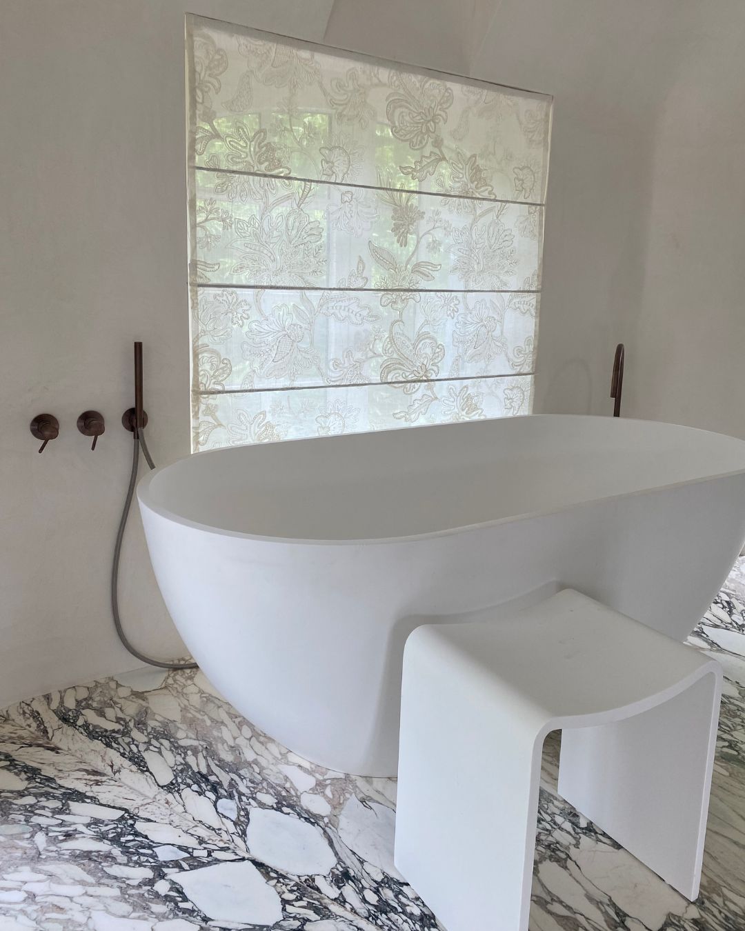 ?Stores de salle de bain tout en douceur et élégance ?️
Dans cette salle de bain contemporaine habillée de marbre veiné, les stores sur mesure signés @pierre_frey apportent une touche de légèreté et de raffinement.
✨ Leur transparence délicate laisse passer la lumière tout en préservant l’intimité, créant une atmosphère apaisante. La broderie baroque crée un contraste avec les lignes épurées de la pièce.
Un bel exemple de détail textile qui change tout ?
#RemyMotte #PierreFrey #SalleDeBainDesign #StoresSurMesure #DécorationIntérieure #marbreveiné #LumièreNaturelle #DouceurEtIntimité #TextileDeCaractère #InspirationMaison #DécorÉpuré #salledebain