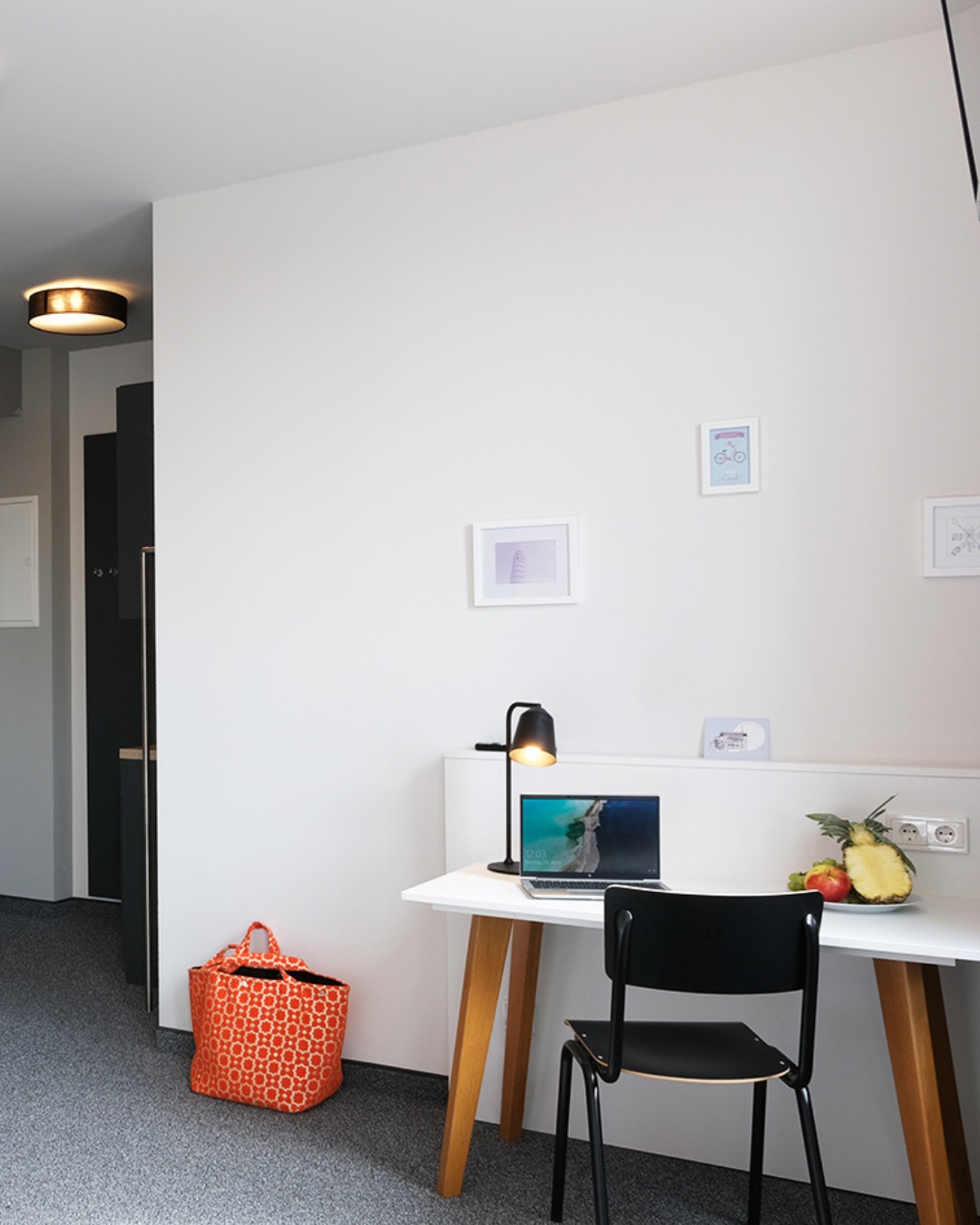 Dein Apartment im HUB Harburg ist mehr als nur ein Zimmer – es ist dein flexibler Alltags-Spot.
Schreibtisch mit Fokus, Platz für deine Tasche für spontane Auszeiten und genug Raum für alles, was zwischen Arbeit, Relaxen und Genießen Platz haben muss.
Alles drin. Alles easy.
#HUBHarburg #GoodLookingSimplicity
