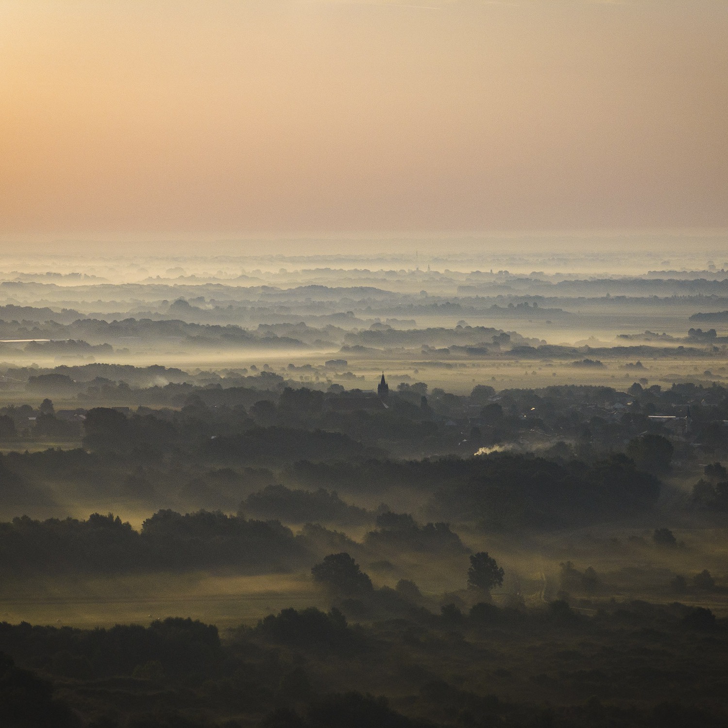 ❄️ Predah od blagdana u Međimurju
Nakon dana ispunjenih obiteljskim okupljanjima, bogatim stolovima i stalnom žurbom, vikend nakon Božića savršeno je vrijeme za mali predah. Međimurje tada pokazuje svoju najtišu i najnježniju stranu – bez gužvi, bez žurbe, s još uvijek prisutnim blagdanskim svjetlima i toplinom domaće atmosfere.
Top ideja za izlet u Međimurje:
🟦 Petak – Dolazak i usporavanje
Dolazak u Međimurje u kasnim poslijepodnevnim satima znači ostaviti blagdansku gužvu iza sebe. Smještaj dočekuje tišinom i zimskim krajolikom, a večer je namijenjena toploj večeri, čaši vina i miru. Adventska rasvjeta još uvijek diskretno svijetli, ali bez buke i žurbe.
🟦 Subota – Okusi, krajolik i mir
Dan započinje sporim doručkom i bez plana koji pritišće. Slijedi lagana šetnja Čakovcem i perivojem Starog grada Zrinskih, zatim ručak uz tradicionalna jela. Poslijepodne je rezervirano za Gornje Međimurje, vinograde i Štrigovu, uz intimnu degustaciju vina. Večer donosi opuštanje – u termama ili uz tihu večeru.
🟦 Nedjelja – Povratak sebi
Jutro prolazi bez žurbe, uz doručak i laganu šetnju uz Muru. Zimska tišina i priroda zaokružuju vikend, a povratak kući obogaćen je malim lokalnim okusima koji podsjećaju na predah koji je dobro došao.
✨ Zašto baš vikend nakon Božića?
Jer je to vrijeme između – kada blagdani još traju. Vrijeme kada se ne mora ništa, osim udahnuti, usporiti i napuniti baterije.
Međimurje tada nije destinacija – nego predah.
doživi zeleno Međimurje
#visitmedimurje