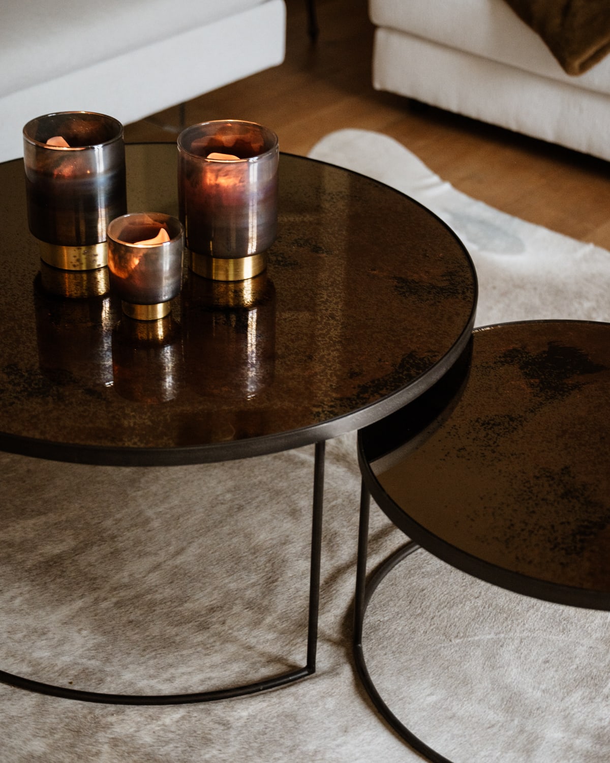 Détail de tables basses
Au cœur de ce salon, un duo de tables basses en métal se distingue par son plateau patiné à l’effet cuivré, apportant des reflets subtils.
Des bougies en harmonie donnent un effet cocooning à la pièce de vie.
Photo @mariedubrulle.studio
#RémyMotte #Salon #TablesBasses #MétalPatiné #EffetCuivré #DécorationIntérieure #MatièresNobles #ArtDeVivre