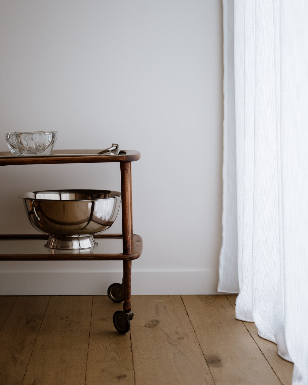 Le charme discret des années 70
Dans cette salle à manger, une desserte des années 70 apporte une touche d'originalité.
Sa patine et ses lignes simples dialoguent avec l’espace, offrant une présence à la fois fonctionnelle et décorative.
Photo @mariedubrulle.studio
#RémyMotte #SalleÀManger #DesserteAncienne #ArgilePeinture #DécorationIntérieure #ObjetsAnciens #ÉléganceIntemporelle