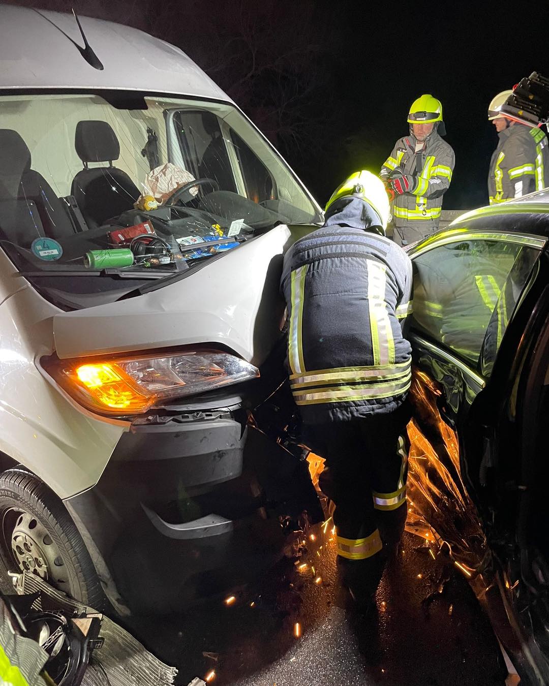 +++ E I N S A T Z I N F O +++
Um 18.36 Uhr wurden wir noch einmal zur Unfallstelle von heute Nachmittag alarmiert.
Die Fahrzeuge waren so ineinander verkeilt, dass wir einen Motortrennschleifer einsetzen mussten, um diese zu trennen.
Anschließend unterstützten wir das Abschleppunternehmen beim Verladen der Fahrzeuge.
#waldsolms112 #WirfürWaldsolms #freiwilligefeuerwehr #gemeinsamstark