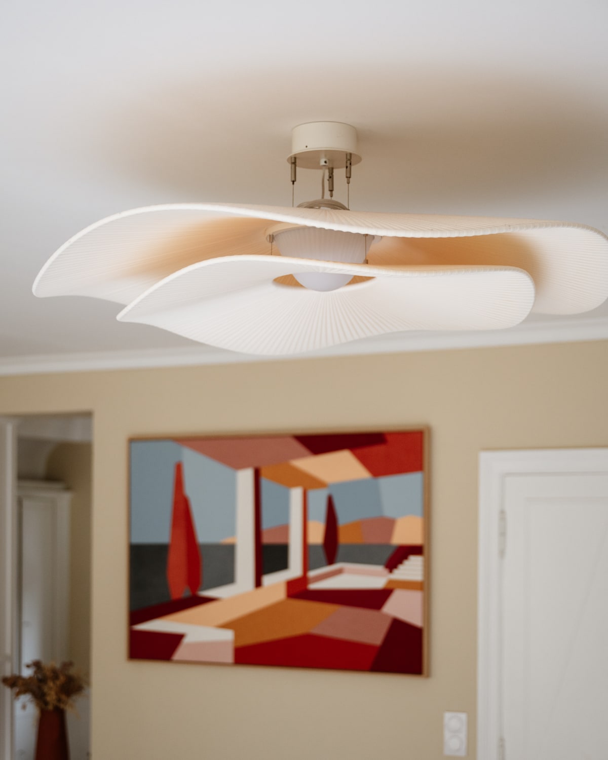 Lumière et matière – un dialogue subtil
Le luminaire Mediterrània de @boverbarcelona séduit par ses courbes douces et sa matière naturelle. Discret, épuré, presque aérien, il insuffle une lumière vivante et chaleureuse à l’espace, sans jamais s’imposer.
En arrière-plan, une œuvre de l’artiste @luciasellier vient enrichir la composition. Ses paysages, réalisés à partir de matières upcyclées, sont fabriqués entièrement à la main. Chaque création est une pièce unique, pensée comme une tapisserie contemporaine, où textures et couleurs dialoguent avec sensibilité.
#RémyMotte #BoverBarcelona #LuciaSellier #LuminaireDesign #ArtContemporain #Upcycling #DécorationIntérieure #Matières #ArtDeVivre