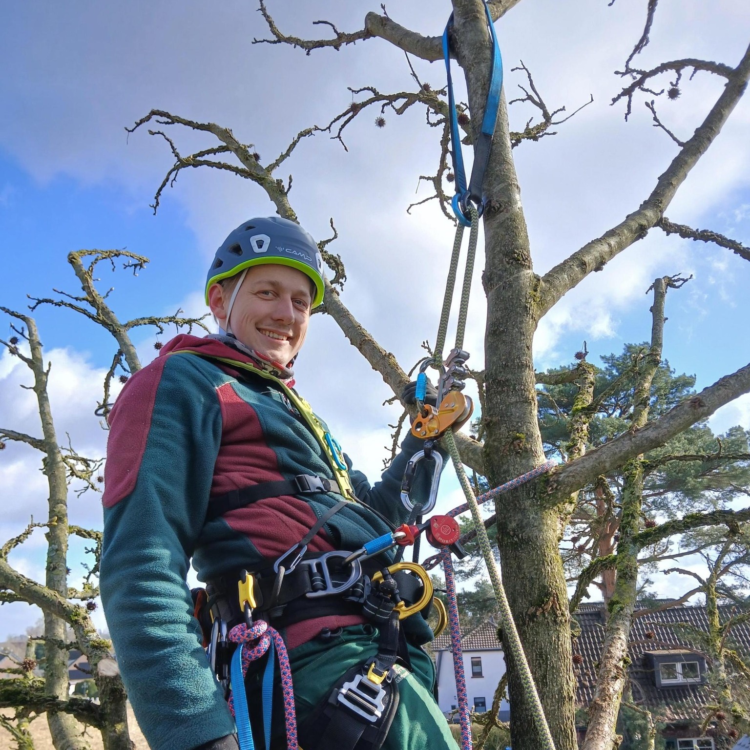 🌳🧗♀ Wenn der Baum groß ist, darf unser Anspruch gerne mitwachsen.
Manchmal geht es hoch hinaus – mit unserer 🌳🧗♀️Seilklettertechnik🧗♀🌳 erreichen wir auch große und schwer zugängliche Bäume und pflegen sie dort, wo andere Technik an ihre Grenzen kommt. 🌿
Mit viel Erfahrung, Fingerspitzengefühl und Respekt für den Baum.
Baumpflege, wie wir sie verstehen.
#Baumpflege #Seilklettertechnik #Baumkletterer #Gartenpflege #Niederrhein