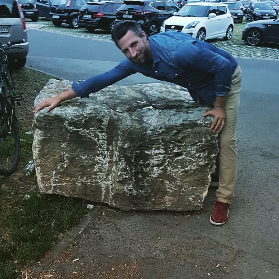 ... der rauhe Stein...?
Die Arbeit am