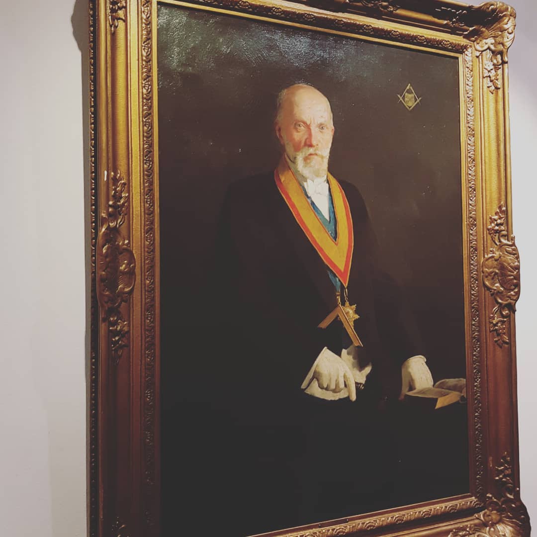 Zwei Gemälde aus unserem Logenhaus mit einem großen geschichtlichen Unterschied. Auf beiden Gemälden ist ein ehemaliger Meister vom Stuhl zu sehen. Recht schnell wird einem auffallen, dass einer von beiden ohne die freimaurerischen Insignien wie Hammer oder Logenzeichen dargestellt ist. Doch dies war nicht immer so! Weswegen wurden die Zeichen im Nachgang übermalt?
#freimaurer #freemason #herder #freimaurerbremen #herderloge #tradition #männerbund #menschenliebe #toleranz #sinnbild #gerechtigkeit #freiheit #zumdenkenanregen #brüderlichkeit #miteinander #bremen #insignien #lodge #freemasonlodge