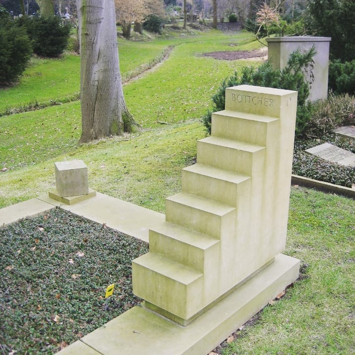 Dies ist ein Grabstein auf dem Friedhof in Bremen /Riensberg.
Erkennt ihr die freimaurerischen Zeichen?
In und an vielen Gebäuden, Wahrzeichen und Bildern verstecken sich Symbole aus der Freimaurerei, manchmal muss man nur die Augen offen halten.
#freimaurer #freemason #herder #freimaurerbremen #herderloge #tradition #menschenliebe #toleranz #architektur #symbole #bremen #zeichen #kunst