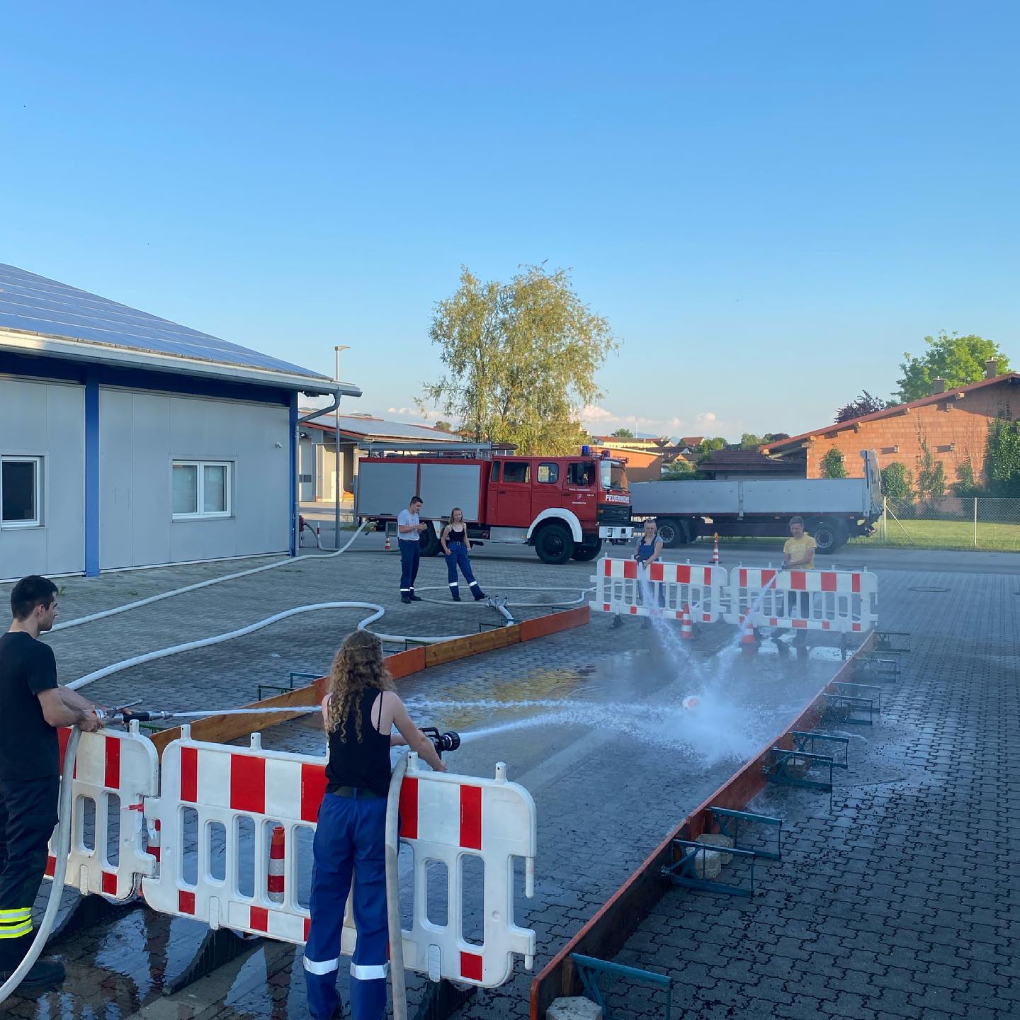Europameisterschaft als Jugendübung bei über 30 Grad #spassamehrenamt #jugendfeuerwehr #feuerwehr #vogtareuth #ffw #ffvogtareuth #strahlrohr #wasserschlacht