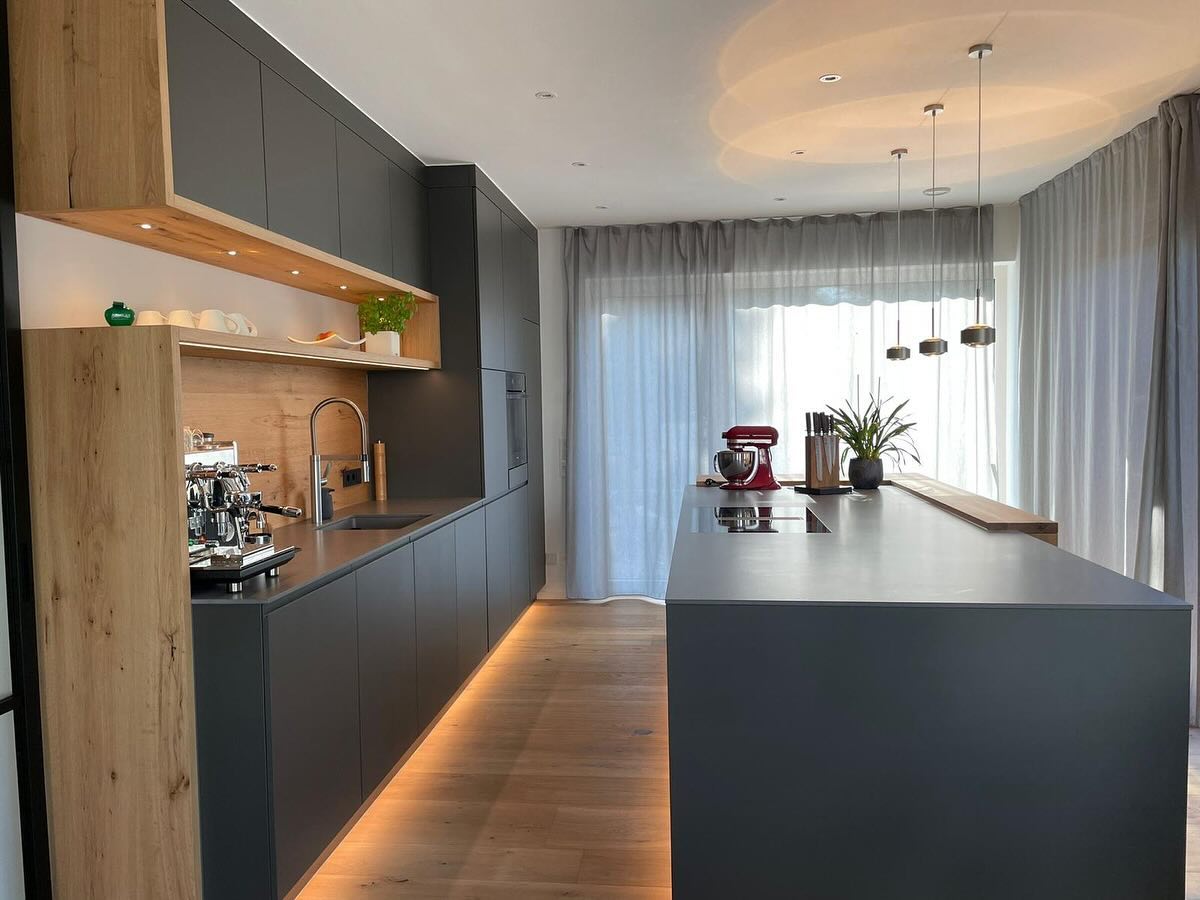 Diese moderne Einbauküche wurde ganz speziell an die Wünsche unseres Kunden angepasst. Die perfekte Ergänzung dazu - der Einbauschrank im Essbereich. Eiche Natureffekt in Kombi mit grau lackierten Fronten.
➡️ Gerne planen wir auch für Sie. Wir freuen uns auf Ihre Anfrage.
#Küchenschreiner #Beratung #Planung #Ausführung #schreineringolstadt #eicheundanthrazit #schreinerbayern #ausLiebezumHolz
