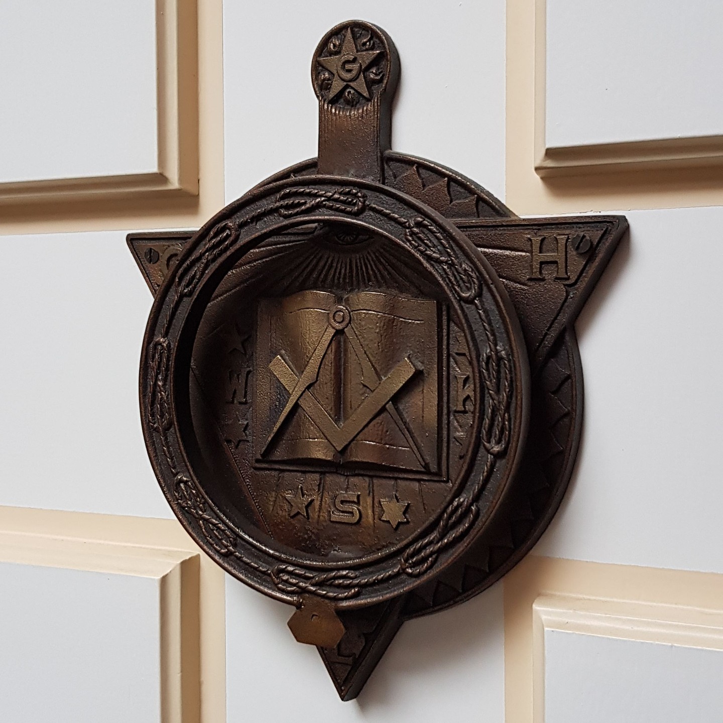 Um Zugang zu unseren freimaurischen Arbeiten zu bekommen, muss man sich an der Tür durch klopfen bemerkbar machen. Das ist der #Türklopfer in unserem #Logenhaus in #Bremen.
#freimaurer #freemason #freimaurerbremen #bremerlogenhaus #bruderkette #selfcare #selbsterkenntnis #sinnbild #freimaurerlogeherder #doorknocker