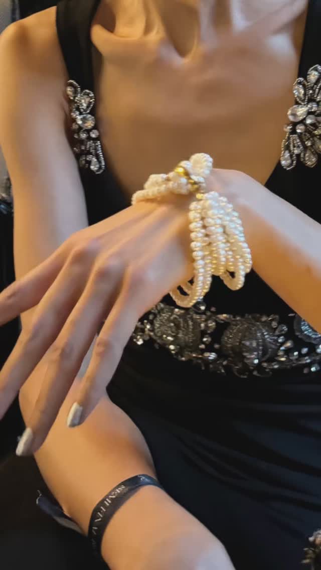 Pure & Nature ??. Unser neues Perlenarmband gehalten von einer goldenen Spange. Extravagant & Luxury ❤️