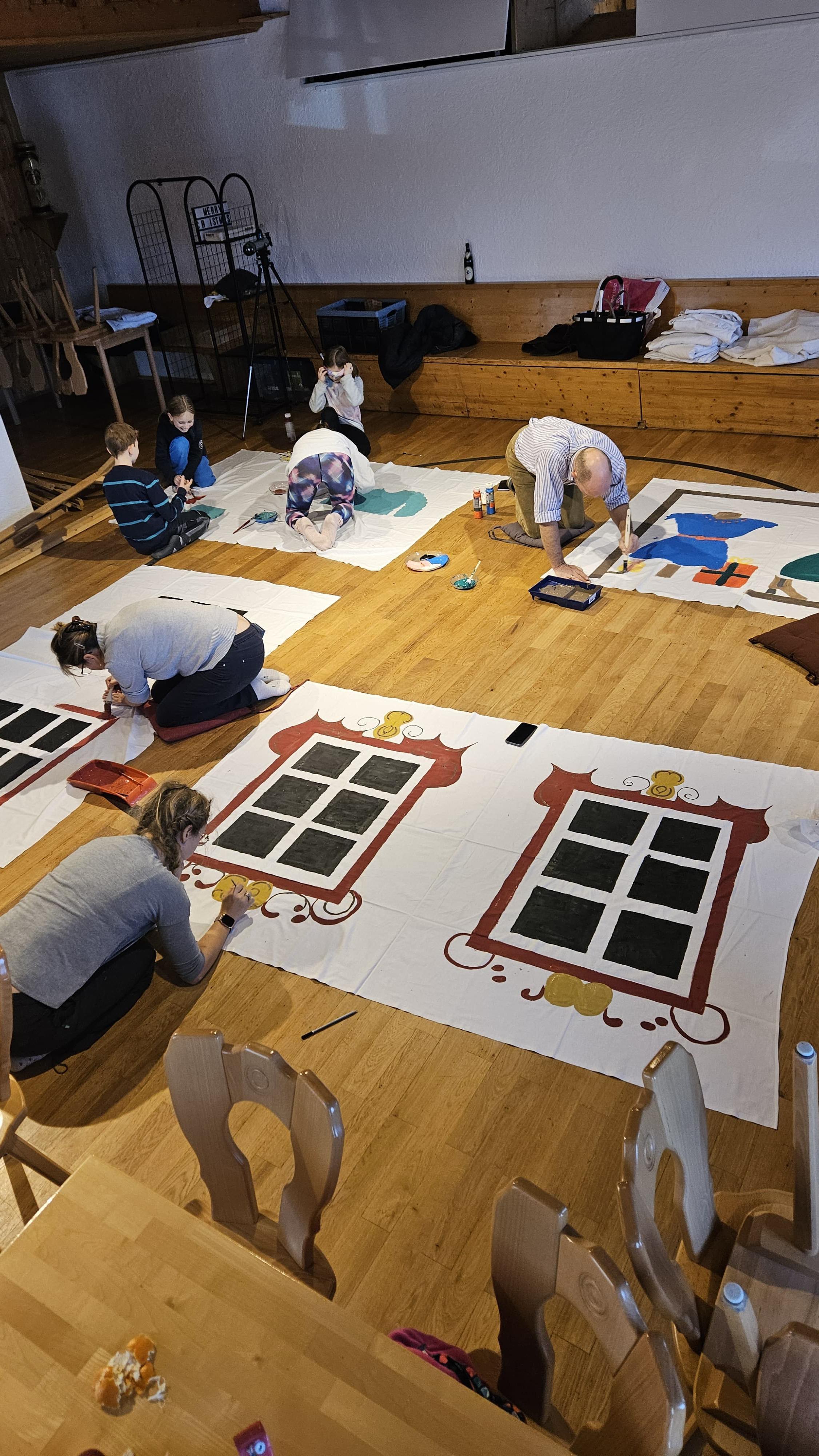 Schönen 2. Advent ?️?️
Tür 10 ist tagesaktuell! Heute haben wir für unser Weihnachtstheater nächsten Samstag ab 18 Uhr im Augustinum Dießen Kulisse gemalt!
.
.
.
#advent #adventskalender #weihnachten #theater #jugend #malen #kulisse @gasthofunterbrau