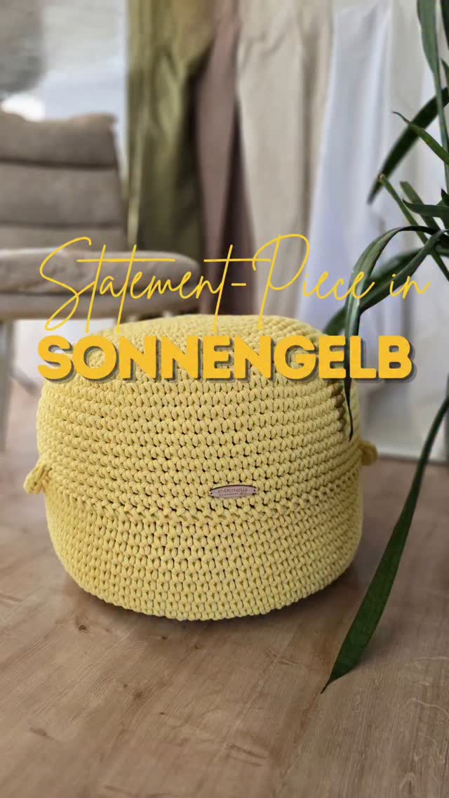☀️Sonnengelb, handgehäkelt & sowas von bereit, dein Zuhause zu verschönern!
Ob als gemütlicher Fußhocker, stylischer Beistelltisch oder Lieblingsstück fürs Wohnzimmer – dieser Pouf bringt nicht nur gute Laune, sondern auch echtes Handmade-Feeling in deine vier Wände.
Gehäkelt mit Liebe zum Detail, aus weichem Garn & auf Bestellung für dich gefertigt – weil dein Zuhause einzigartig ist.
Jetzt bist du dran:☀️?
Wie würdest du deinen Pouf nutzen – Relax-Zone oder Deko-Statement?
Und: Welche Farbe dürfte bei dir einziehen?
Kommentiere gern – ich bin gespannt!
Psst… der gelbe ist nur ein Beispiel. Wunschfarbe? Klar mach ich!
HANDGEHÄKELT · SONNENGELB · POUF DEKO · EINZIGARTIG · FÜR DICH GEMACHT
#wohndekoliebe #interiorinspo #handgemachtmitstil #dekoideen #häkelpouf #emrinollodesign