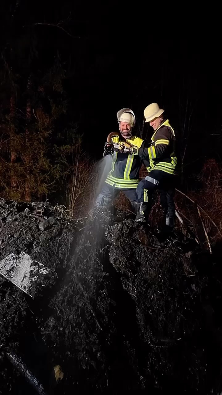 Unser 2️⃣0️⃣2️⃣3️⃣
Wir schauen auf ein ereignisreiches Jahr 2033 zurück.
Insgesamt sind wir zu 54 Einsätze ausgerückt.????
Haben auch viele Feste gefeiert, egal ob wir eingeladen oder selber Gastgeber waren. Auch Ausflüge mit der Jugend und dem Verein wurden unternommen. ???
Wir sind gespannt was das Jahr 2024 mit sich bringt.??
#guadnrutsch #feuerwehrvogtareuth #2023