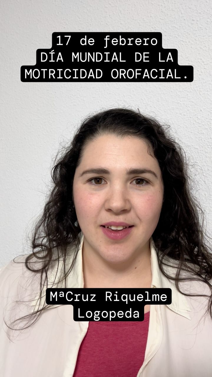 ¿SABÍAS QUE AL RESPIRAR POR LA BOCA DESCANSAMOS MUCHO PEOR?
¿LO HAS NOTADO DURANTE UN RESFRIADO?
IMAGINA QUE ESTA SITUACIÓN SE ALARGA DURANTE AÑOS. LA RESPIRACIÓN BUCAL AFECTA DE FORMA NEGATIVA A NUESTRA ATENCIÓN, APRENDIZAJE, BIENESTAR EMOCIONAL, A NUESTRA ESTÉTICA FACIAL, HIGIENE BUCAL Y A NUESTRO SISTEMA INMUNE.
ES COMÚN ENCONTRAR A NIÑOS CON DIFICULTADES DE ATENCIÓN E INCLUSO SOSPECHAS DE TDAH, QUE TIENEN MALA CALIDAD DE SUEÑO PORQUE NO RESPIRAN DE FORMA ADECUADA.
HAY VARIAS CAUSAS QUE DESENCADENAN LO QUE CONOCEMOS COMO “SÍNDROME DEL RESPIRADOR BUCAL”, ENTRE ELLAS LA OBSTRUCCIÓN EN LAS VIAS RESPIRATORIAS O INCLUSO UN MAL HÁBITO. SI LA ESTRUCTURA ESTÁ ALTERADA, COMO PASA CUANDO LAS ADENOIDES SON MUY GRANDES O HAY UN PALADAR MUY ALTO, SERÍA NECESARIO UN TRABAJO MULTIDISCIPLINAR, LOGOPEDA JUNTO CON OTORRINO Y ODONTÓLOGO.
LOS LOGOPEDAS JUNTO CON OTROS PROFESIONALES PARTICIPAMOS EN EL DESARROLLO ADECUADO DE LAS FUNCIONES OROFACIALES: SUCCIÓN, MASTICACIÓN, DEGLUCIÓN, ARTICULACIÓN Y RESPIRACIÓN. A TRAVÉS DE LA TERAPIA MIOFUNCIONAL PODEMOS PREVENIR, EVALUAR, DIAGNOSTICAR Y REHABILITAR LAS ALTERACIONES FUNCIONALES Y ANATÓMICAS QUE PUEDAN AFECTAR TANTO EN LA ETAPA INFANTIL COMO EN ADULTOS.
HOY 17 DE FEBRERO, DÍA MUNDIAL DE LA MOTRICIDAD OROFACIAL QUEREMOS QUE SE CONOZCAS ESTA LABOR. SI QUIERES SABER MÁS PONTE EN CONTACTO CON NOSOTRAS.