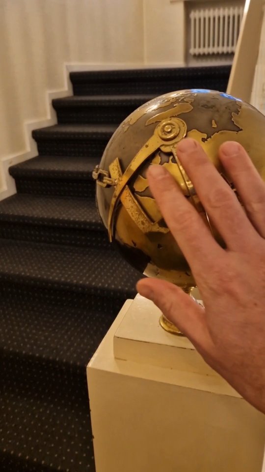 Heute teilen wir Eindrücke aus einer der letzten feierlichen Zusammenkünfte mit euch. Mit über 40 Brüdern wurde hier eine Tempelarbeit durchgeführt und zu einer anschließenden Festtafel geladen.
Wollt ihr mehr hierzu wissen?
Wir beantworten gerne eure Fragen in den Kommentaren!
#freimaurer #freemason #freimaurerbremen #bremerlogenhaus #bruderkette #selfcare #selbsterkenntnis #sinnbild