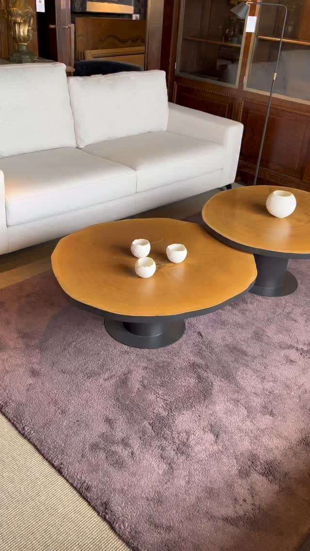 ? Tranche de vie – une création qui raconte le temps
Découvrez”Tranche de vie”, un duo de tables basses signé Rémy Motte.
Un nom évocateur pour une pièce poétique où chaque cerne d’accroissement révèle une année écoulée, comme les pages d’un journal silencieux. ?
? Le plateau réalisé avec une tranche de plaquage de chêne taillé dans une section de tronc de 120 ans environ. La tranche laquée dans le même ton que le piètement vient souligner cette matière vivante
? Le piètement graphique est en métal laqué mat.
? Une création qui mêle design contemporain et émotion organique, pour faire entrer le récit du vivant dans votre intérieur.
#RemyMotte #TrancheDeVie #DesignFrançais #TablesBasses #CréationContemporaine #BoisEtMétal #DesignPoétique #ArtDuTemps #MobilierDException
#cernesbois #design #creationfrançaise #decorationnaturelle