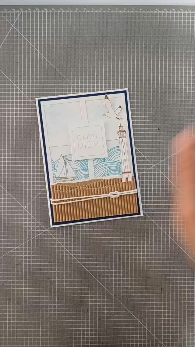 Hoy os traemos un vídeo de inspiración para crear una refrescante tarjeta!
Con estas temperaturas ¿quién no piensa en el mar?