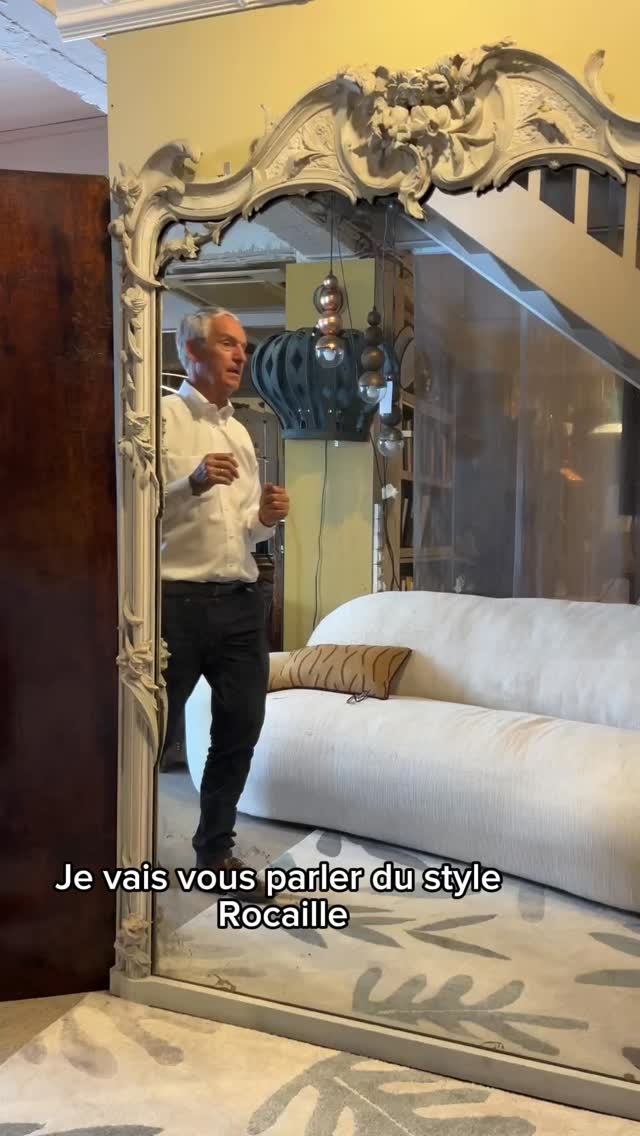 Le style Rocaille à travers un trumeau XIXe
Aujourd’hui, zoom sur ce trumeau décoratif en bois et staff, réalisé au XIXe siècle, qui met en lumière les codes du style Rocaille, à la fin de l’époque Louis XV.
Le staff, un matériau à base de plâtre, était déjà utilisé par les Anglais à la fin du XVIIIe, pionniers dans l’art du décor mural léger et ornementé.
✨ Ici, tous les marqueurs du style Rocaille sont réunis :
— Des moulures généreuses et galbées,
— Des feuillages enroulés, ponctués de fleurs sculptées,
— Une guirlande florale en chute qui serpente autour de la moulure,
— Un jeu asymétrique mais équilibré, plein de mouvement et de fantaisie.
?Le miroir, quant à lui, est un miroir au mercure, identifiable à ses reflets légèrement flous et argentés, typiques des glaces anciennes.
Un bel exemple de cette époque où l’exubérance décorative touche à son apogée.
Le style Rocaille, c’est avant tout la recherche du mouvement, de la lumière, et de la fantaisie végétale ?✨
#remymotte #Trumeau #stylelouisxv #boiserie #miroiraumercure #miroirancien #patrimoinefrançais #décorxviiie #decorxixeme #staff #stylerocaille #histoiredumobilier #stylefrançais #antiquites #antiquaire
