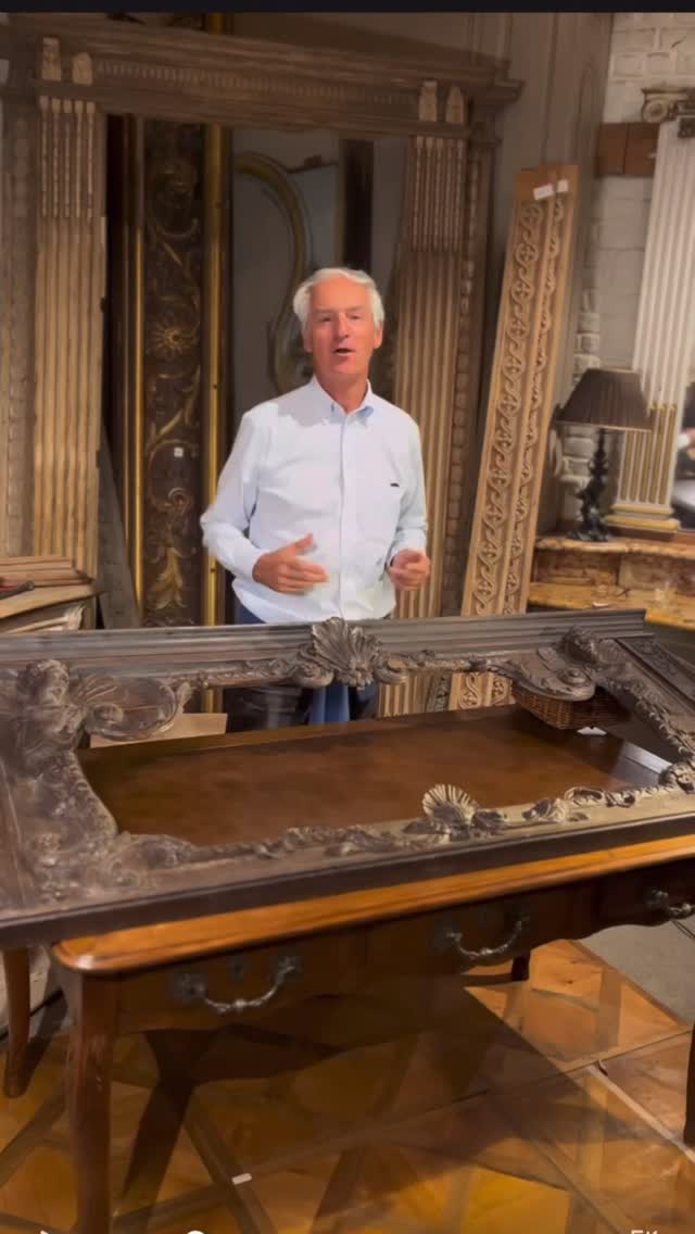Boiserie Louis XIV – Un bel exemple de symétrie et de finesse
Ce panneau de boiserie incarne parfaitement l’équilibre et la rigueur du style Louis XIV.
? Il est orné de deux cariatides ailées, motifs classiques de cette époque.
? Les moulures godronnées, les entrelacs symétriques et les coquilles centrales, en haut et en bas, structurent l’ensemble avec élégance.
Un travail soigné, d’une grande précision, typique de l’art décoratif de la fin du XVIIe, début XVIIIe siècle.
?Visible au showroom.
#stylelouisxiv #louisxiv #cariatides #boiseriesanciennes #RemyMotte #antiquites #patrimoine #patrimoinefrançais #histoiredefrance #antiquaire #antiquairedécorateur #boiserie #decorationhistorique