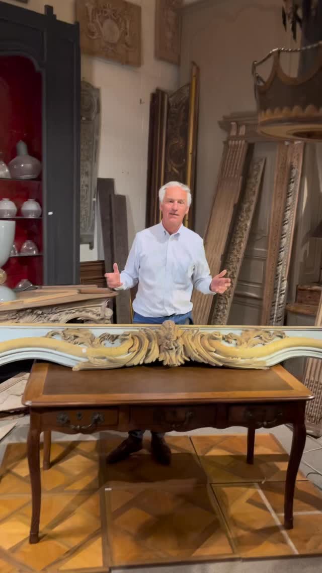 ? Traverse d’alcôve Régence
Voici un bel exemple d’élément de boiserie avec cette traverse d’alcôve d’époque Régence, probablement conçue pour être placée à plus de 4 mètres de hauteur.
La force du relief et la puissance des moulures — double boudin, gros boudin, petit boudin — témoignent d’un travail pensé pour capter la lumière en hauteur, notamment grâce aux surfaces piquées qui créent du jeu de lumière avec la matière.
? Au centre, un motif floral parfaitement symétrique nous confirme que nous sommes encore pleinement dans le vocabulaire ornemental de la Régence.
Le décor végétal mêle feuillages enroulés, marguerites stylisées donnant naissance à des feuillages, et même une grenade éclatée, motif symbolique que l’on retrouve souvent à cette période.
Ce type de sculpture, riche et généreuse, évoque un travail méridional, à la fois expressif et minutieux.
#remymotte #styleregence #regence #boiserieancienne #sculpturesurbois #decorduxviiiesiecle #artdecoratif #patrimoine #antiquaire #antiquity #patrimoinefrançais #mobilierhistorique #boiserie