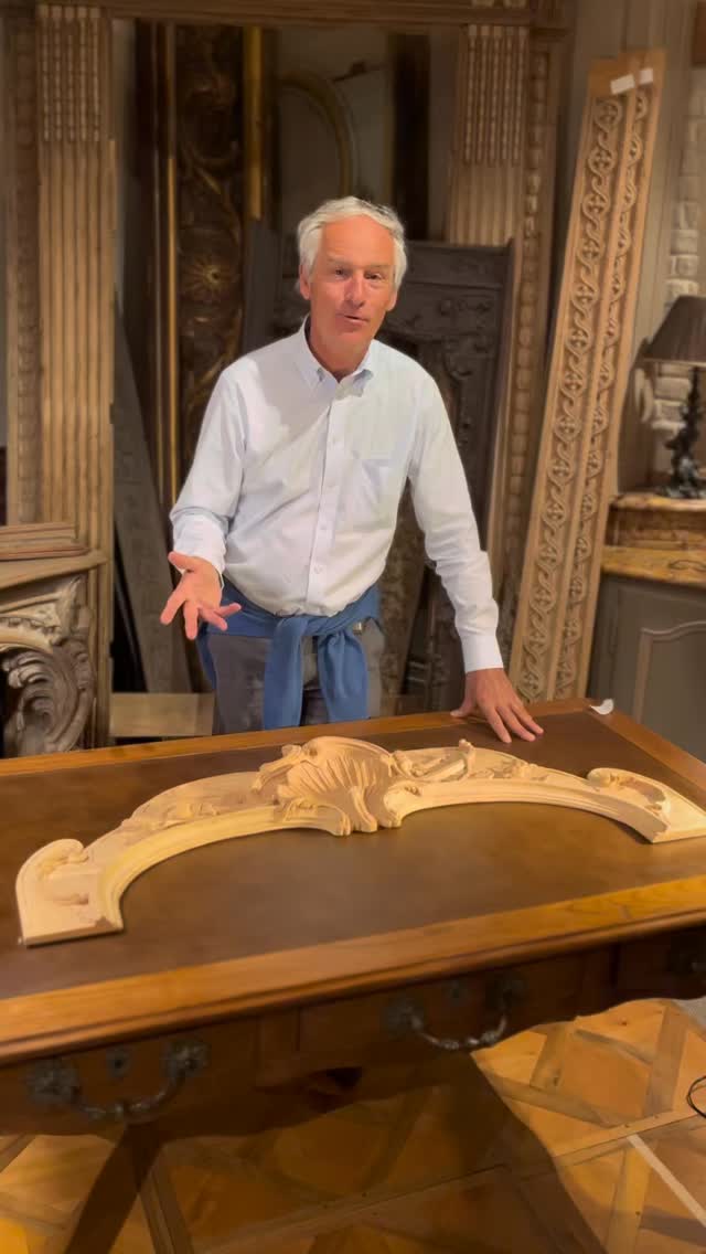 ? Un document lillois sous influence italienne
Voici la traverse d’un trumeau, reproduction fidèle d’un élément ancien provenant de Lille, soigneusement conservée dans nos archives.
Ce document de référence pourra être réutilisé dans le cadre de restaurations ou de rééditions de boiseries dans l’esprit du XVIIIe siècle.
? Le mouvement général est symétrique, mais l’ensemble des éléments sculptés sont déjà dissymétriques et révèlent une datation de la seconde moitié du XVIIIe siècle.
On y perçoit également une influence italienne, notamment dans la vigueur de la sculpture et dans le jeu subtil de courbes et contre-courbes qui anime les croissants latéraux de la coquille.
? Derrière cette dernière, un arc orné de flèches, des fleurs, et un décor inspiré par la nature.
#remymotte #trumeau #boiseriefrançaise #xviiie #histoiredumobilier #patrimoine #patrimoinefrançais #savoirfairefrancais #boiserie #antiquaire #antiquité #antiquairedécorateur