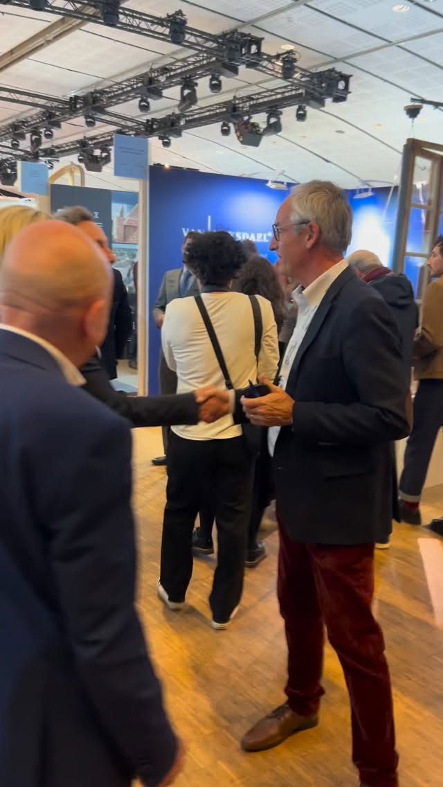 Au salon du patrimoine au carrousel du Louvre avec Brigitte Macron et Stéphane Bern, devant notre stand, très heureux de cet échange autour de notre amour du patrimoine @brigittemacron__ @stephane.bern.officiel @salondupatrimoineculturel #remymotte #boiserie #décorationintérieure #patrimoinefrancais?? #patrimoine #cheminée #antiquity #frenchpatrimony #frenchhistory #stephanebern