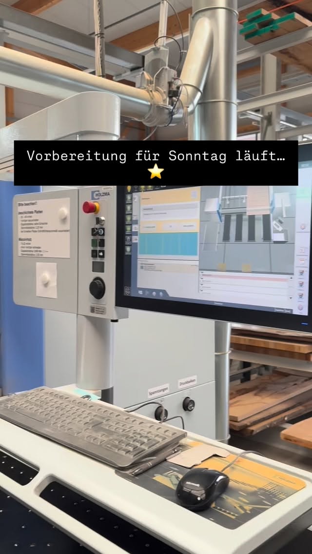 Vorbereitung läuft! ?✨
Unsere CNC „zaubert“ Lebkuchenmännchen für Sonntag.
Gegen eine kleine Spende für Sternstunden könnt ihr sie mitnehmen – und die Kids dürfen sie direkt bei uns verzieren. ?✏️?
Wir freuen uns auf Euren Besuch! ?
#tagdesschreiners #lebkuchenmännchen #weihnachtszauber #schreinereihäckl #schreinereiingolstadt #möbelnachmaß #handwerkmitherz #wirliebenwaswirtun