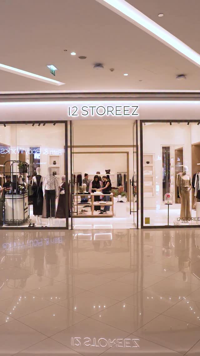 12STOREEZ الأنظار في دبي مارينا مول بأجواء مليئة بالحيوية والأناقة. تألقت المجموعة الاحتفالية بتفاصيلها الراقية، فيما أضاف Toby’s Estate لمسة دافئة ومرحبة إلى التجربة.
احتفال يجسد روح الموسم وأسلوب فاخر يعكس جوهر 12STOREEZ. شاهدي الفيديو لاسترجاع أجمل لحظات الحدث معًا!@12storeez_com @tobysestate.ae