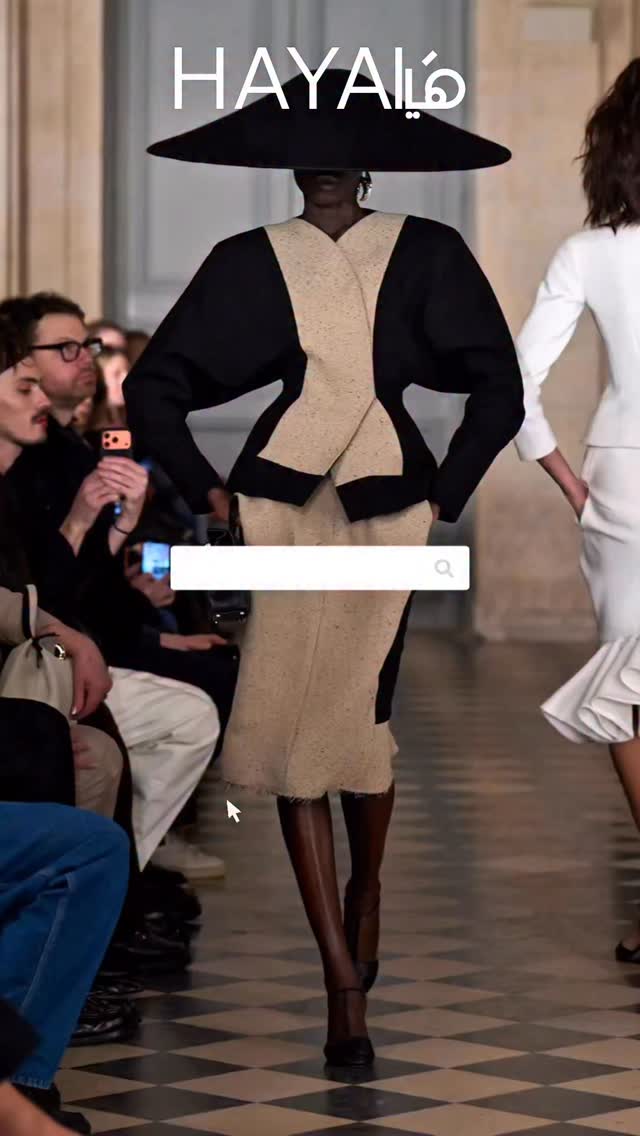 𝐋𝐞 𝐏𝐚𝐥𝐦𝐢𝐞𝐫: 𝐉𝐚𝐜𝐪𝐮𝐞𝐦𝐮𝐬 𝐓𝐫𝐚𝐧𝐬𝐟𝐨𝐫𝐦𝐬 𝐭𝐡𝐞 𝐌𝐮𝐬é𝐞 𝐏𝐢𝐜𝐚𝐬𝐬𝐨 𝐢𝐧𝐭𝐨 𝐚 𝐂𝐞𝐥𝐞𝐛𝐫𝐚𝐭𝐢𝐨𝐧 𝐨𝐟 𝐀𝐫𝐭 𝐚𝐧𝐝 𝐅𝐚𝐬𝐡𝐢𝐨𝐧!
افتتح أسبوع الموضة في فرنسا مع عرض جاكيموس، الذي حوّل متحف بيكاسو إلى مسرح لمجموعته الجديدة لخريف وشتاء 2026 ‘Le Palmier’. توازن العرض ببراعة بين الأناقة والنعومة، بدءاً من القبعات واسعة الحواف والتصاميم الرسمية المشدودة، وصولاً إلى الألوان الجريئة التي رسمت ملامح موسم يمزج بين الرقي والابتكار.#HayaMagazine #Jacquemus #LePalmier