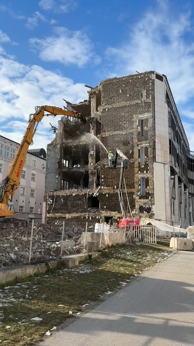 Platz für Neues - Abriss Kunstuni Linz-Urfahr #linz #linzamagazin #kunstuniversitätlinz #urfahr Platz für Neues - Abriss Kunstuni Linz-Urfahr #linz #linzamagazin #kunstuniversitätlinz #urfahr
