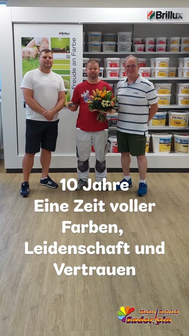 🎨 10 Jahre – Eine Zeit voller Farben, Leidenschaft und Vertrauen 🧡
Vor genau 10 Jahren hat Jesko bei uns angefangen. Zehn Jahre Einsatz, Zuverlässigkeit und Handwerksqualität – Tag für Tag, Wand für Wand, Projekt für Projekt.
Man sagt ja oft, gute Arbeit spricht für sich selbst. Bei ihm sprechen nicht nur die fertigen Werke für sich – sondern auch seine Präsenz, sein Stolz darauf, was er tut, und die Art, wie er sein Handwerk liebt.
In einer Welt, in der vieles schnell geht, ist Beständigkeit etwas Kostbares. Und wir sind stolz darauf, jemanden an Bord zu haben, der nicht nur arbeitet, sondern wirklich Teil dieses Betriebs ist. Ein Kollege, der unsere Werte teilt, unserer Gemeinschaft Kraft gibt und jeden Tag beweist: Hier wird Qualität großgeschrieben – vom Team als Ganzem, aber vor allem durch Menschen wie ihn.
Danke, dass du bei uns bist. Danke für deine Treue, deinen Fleiß und dafür, dass du zeigst, was echte Handwerkarbeit bedeutet. Wir stehen hinter dir – jetzt und in den kommenden Jahren.
Weil gutes Handwerk mehr braucht als nur Pinsel und Farbe. Es braucht Menschen, die dahinterstehen. ❤️
#malerbetriebenderlein #HandwerkMitStolz #stolz