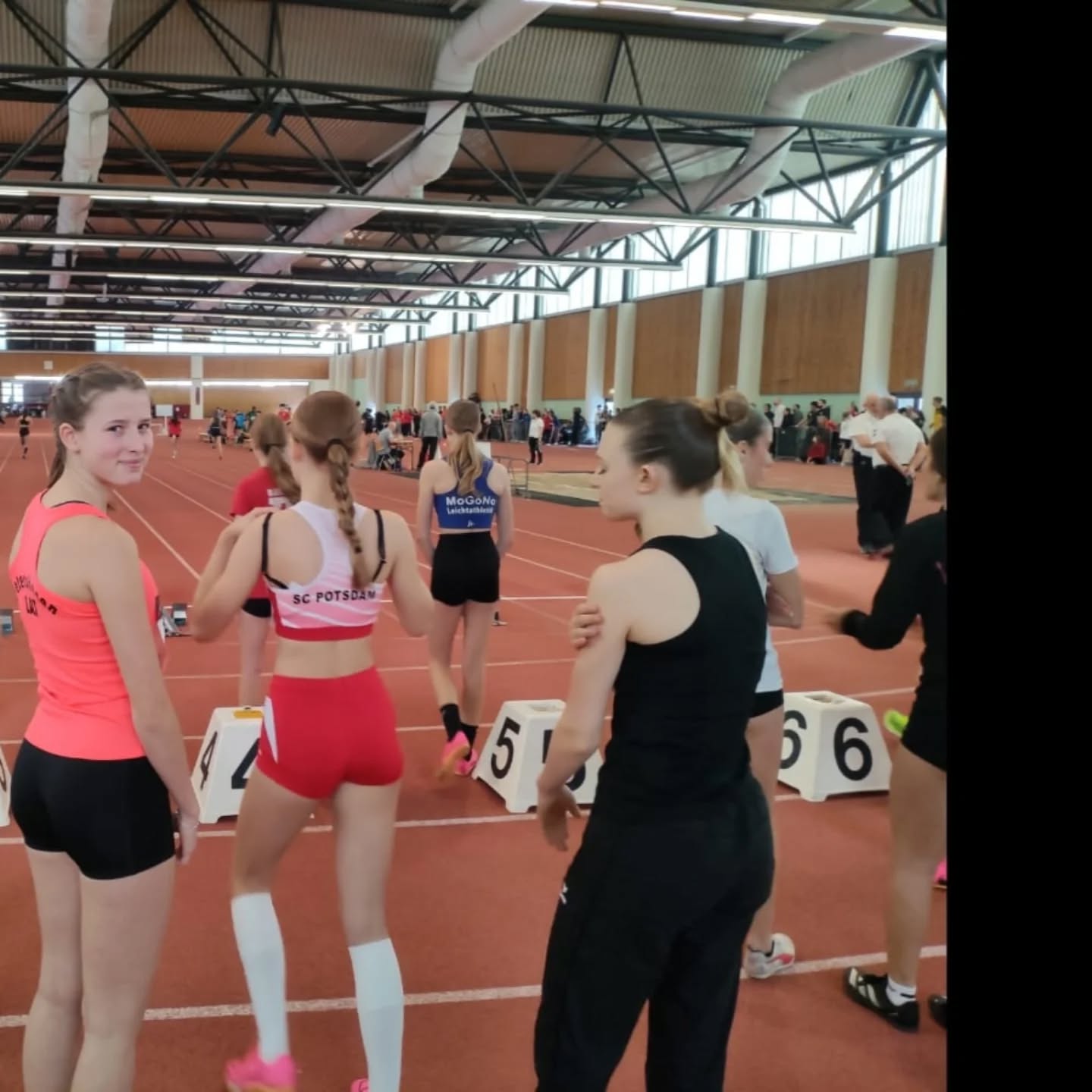 Gehard-Schlegel- Gedenksportfest
am 12.1.25
Am Sonntag nahmen Oskar, Amelie, Neyla und Maxima am Sportfest teil.
#berlinleichtathletik #leichtathletik #jugendimdoppeldorf #jugendleichtathletik #olympiastadion #rudolfharbigstadion