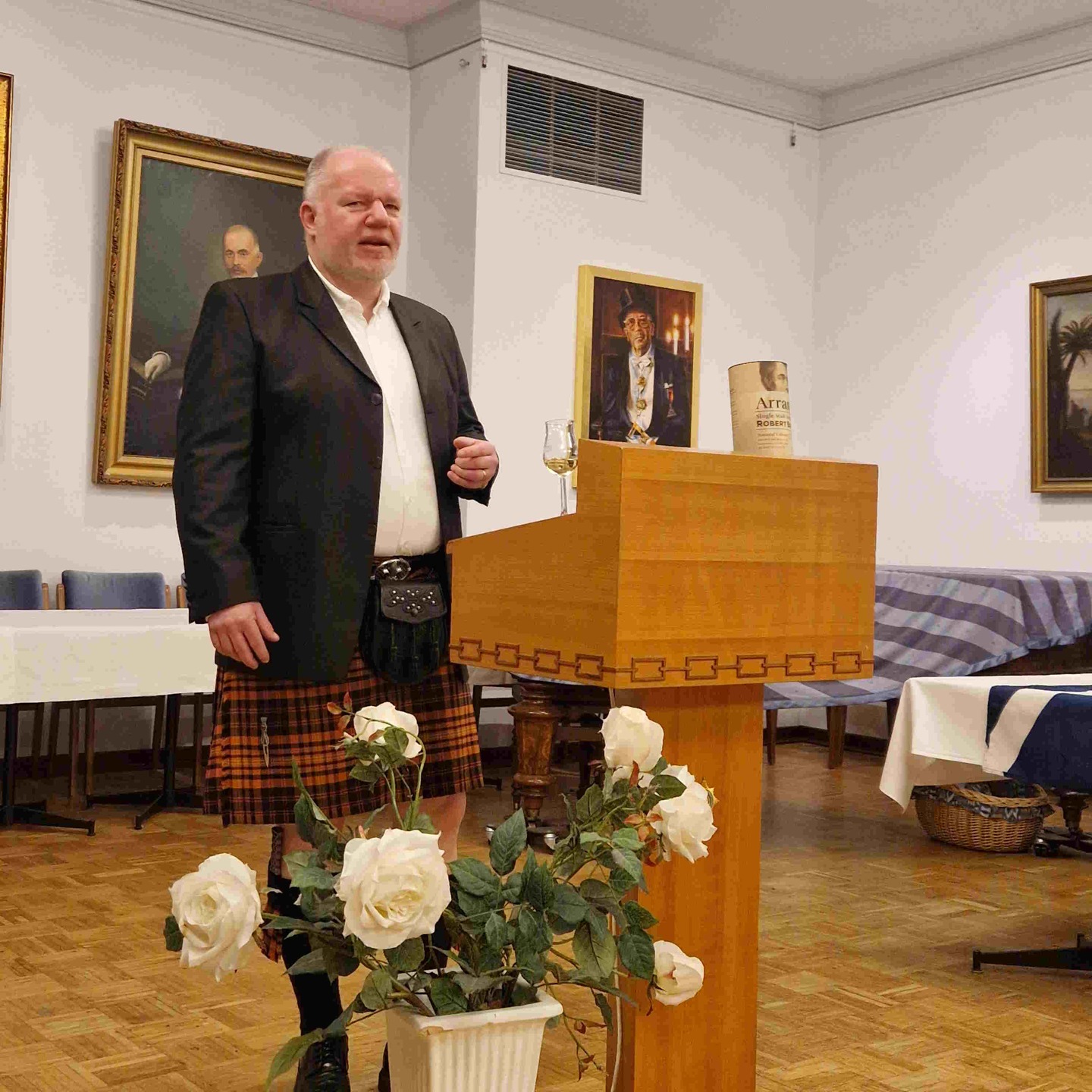 Gestern gab es bei der Freimaurerloge Herder einen Vortrag über den Freimaurer Robert Burns (1759 - 1796). Zur Einstimmung konnten die zahlreichen Gäste bei schottischer Musik einen Dram eines schottischen Single Malt genießen. Sven Eckert stellte in seinem Vortrag die schillernde Persönlichkeit dieses Schotten umfangreich dar. Robert Burns liebte das Leben, die Frauen und seine Heimat. Er hatte revolutionäre Gedanken, die der damaligen englischen Obrigkeit zuwider liefen. Gedanken, die im Übrigen noch heute ihre Gültigkeit haben. Robert Burns schaute, wie man so sagt, dem Volk aufs Maul. Er war und ist ein schottischer Nationalheld.
#freimaurer #freemason #freimaurerbremen #bremerlogenhaus #bruderkette #selfcare #selbsterkenntnis #sinnbild #bremen #Freimaurerei #freimaurerlogeherder #RobertBurns #Haggis #Whisky #Arran #dram #scotland #schottland #burnssupper