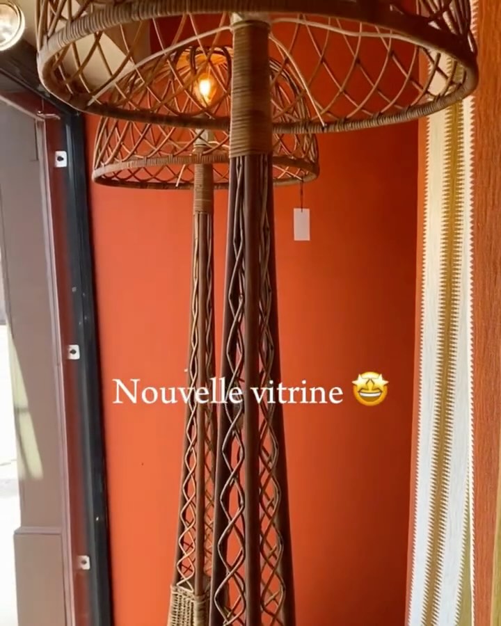 ? Nouvelle vitrine au showroom ! ?
Une mise en scène estivale, entre textures naturelles et esprit vintage, à découvrir dès maintenant.
✨ À l'honneur :
? Une paire de luminaires en rotin tressé, travail français des années 1950
? Une paire de coquillages montés sur socle en bronze patiné, comme des sculptures marines
?Un tissu lumineux de chez Colefax and Fowler qui viennent habiller l’espace
? Et pour parfaire l’ambiance, une peinture Argile, teinte Shishi, en finition mate veloutée, pour une atmosphère douce et chaleureuse
? Des matériaux naturels, des pièces choisies avec soin, et un clin d’œil à l’été qui arrive.
? À voir au showroom
#RemyMotte #VitrineDuMoment #RotinVintage #ColefaxAndFowler #PeintureArgile #DécorationIntérieure #DesignEstival #AntiquitésMixées #LuminairesVintage #AmbianceMaison #InspirationDéco #MixAndMatchChic