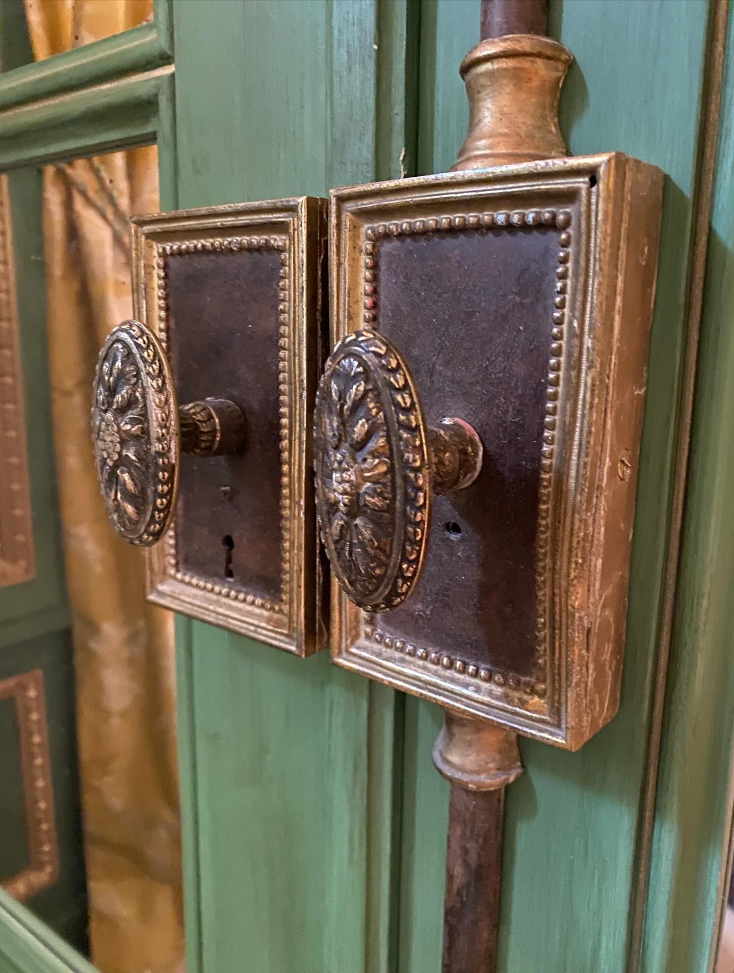 ? Le détail qui fait la différence
Après vous avoir présenté cette salle à manger en boiseries, zoom sur un détail qui fait la différence:
? Serrures, poignées et crémones anciennes agrémentées de moulures perlées en bronze ciselé
#BronzeCiselé #SerrurerieDArt #StyleXVIIIe #SurMesure #DécorHistorique #QuincaillerieFine #poignées #serrureancienne #artisanafrancais