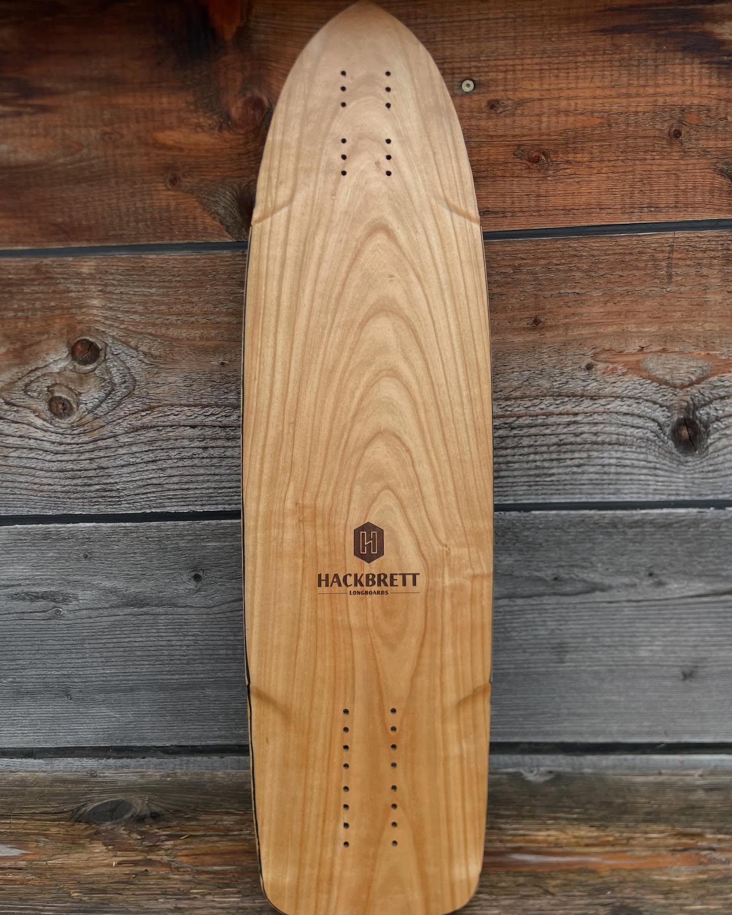 Ihr braucht n neues Downhill Brett mit minimalem Concave, Flex und Gewicht? Dann checkt mal die Semmel 2.0 aus. Das Brett haben wir zusammen mit Hack entwickelt um das Hackbrett Sortiment um ein modernes Race Deck zu erweitern und wir sind ziemlich zufrieden mit dem Ergebnis😌
.
Hack hat letztens 4 Stück hergestellt die im online Shop zu erwerben sind. Link gibt’s in der Bio. Checkts  mal aus und supported uns und eine der ältesten Brettschmieden der Republik @hackbrettlongboards 🤘🏾
.
Produktbeschreibung:
„Die Semmel 2.0 ist ein modernes Downhill Brett bei dem keine Wünsche offen bleiben. Die Keule ist in enger Zusammenarbeit mit der @freiburgfreeridecrew entstanden mit einem klassischen Hackbrett Shape
Die Besonderheit bei diesem Brett ist, dass der Kern gefräst wird bevor die letzte Carbon Lage und das Topsheet aufgepresst werden. Dadurch bekommt das Brett eine aussergewöhnliche Steifigkeit und stabilität bei maximal großen Wheelwells. 
Länge: 83cm
Breite: 23cm
Wheelbase Optionen von 48 bis 55,5cm
Material: Kirschbaum, Esche, Carbon“
.
.
#hackbrettlongboards #semmel2.0 #modernracedeck #downhilllongboard #downhillskateboarding #downhilllongboarding #freiburgfreeridecrew #communitybuilding #makedhskatinggreatagain