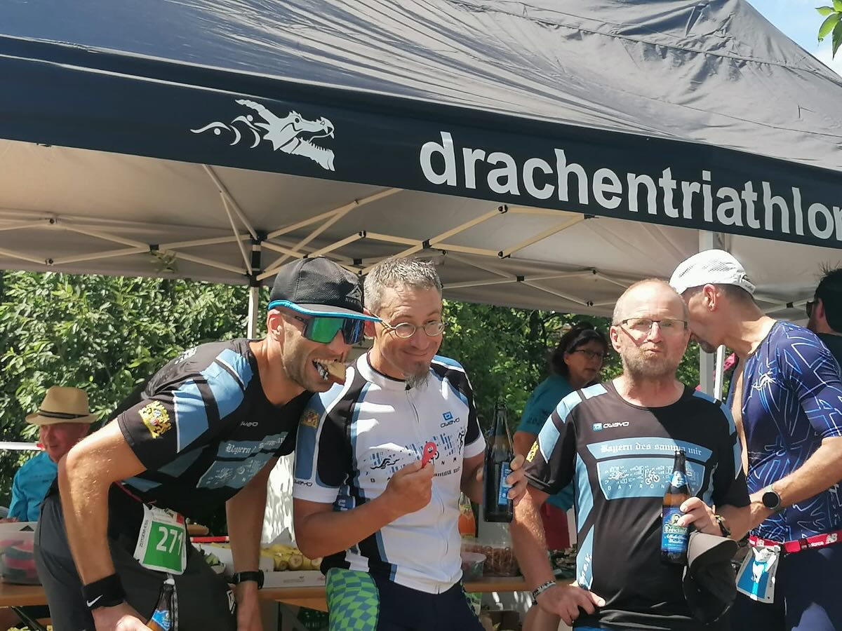 Herzlichen Glückwunsch an all unsere Sportler inklusive Kids die an diesem heissen WE alle mega abgeliefert haben🤩😎🥳 Beim Büscherltrail konnten sich alle Starter über einen Stockerlplatz freuen💪🏼👍
Gratuliation an unsere 🐉Triathleten Jürgen,Tom und Michi die auf der olympischen Distanz bestens abgeliefert haben!! Gratulation und Dank an unsere Bayronman-Staffel mit Apollo, Franz und Dominik🏊🚴🏻🏃🏻➡️🥳🙏🤩
Ein grossartiges Sportwochenende für Bayronman💪🏼 erholts eich guad- Countdown fürn U.TLW😅😉🍀