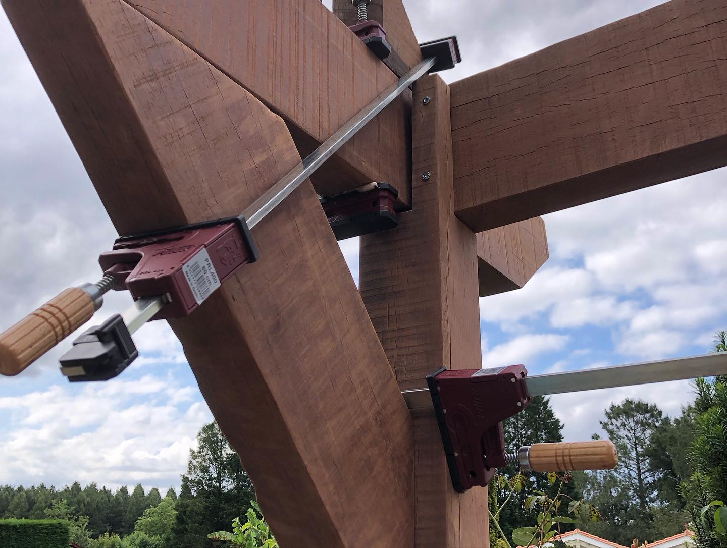 Un projet qui change de l'ordinaire.
De temps en temps, nous faisons des projets "plaisir".
C'est le cas pour cette pergola taille XL (7m x 3m) en bois exotique.
Nous avons choisi de la faire en azobe, un bois très dense possédant une excellente durabilité, idéal pour cet usage.
La poutre principale à été réalisée avec un assemblage par trait de Jupiter, afin de maximiser sa portée tout en apportant une touche esthétique à l'assemblage.
Projet réalisé à #bordeaux
Bois acheté chez @batiland.materiaux
#pergola #chantier #maison #charpente