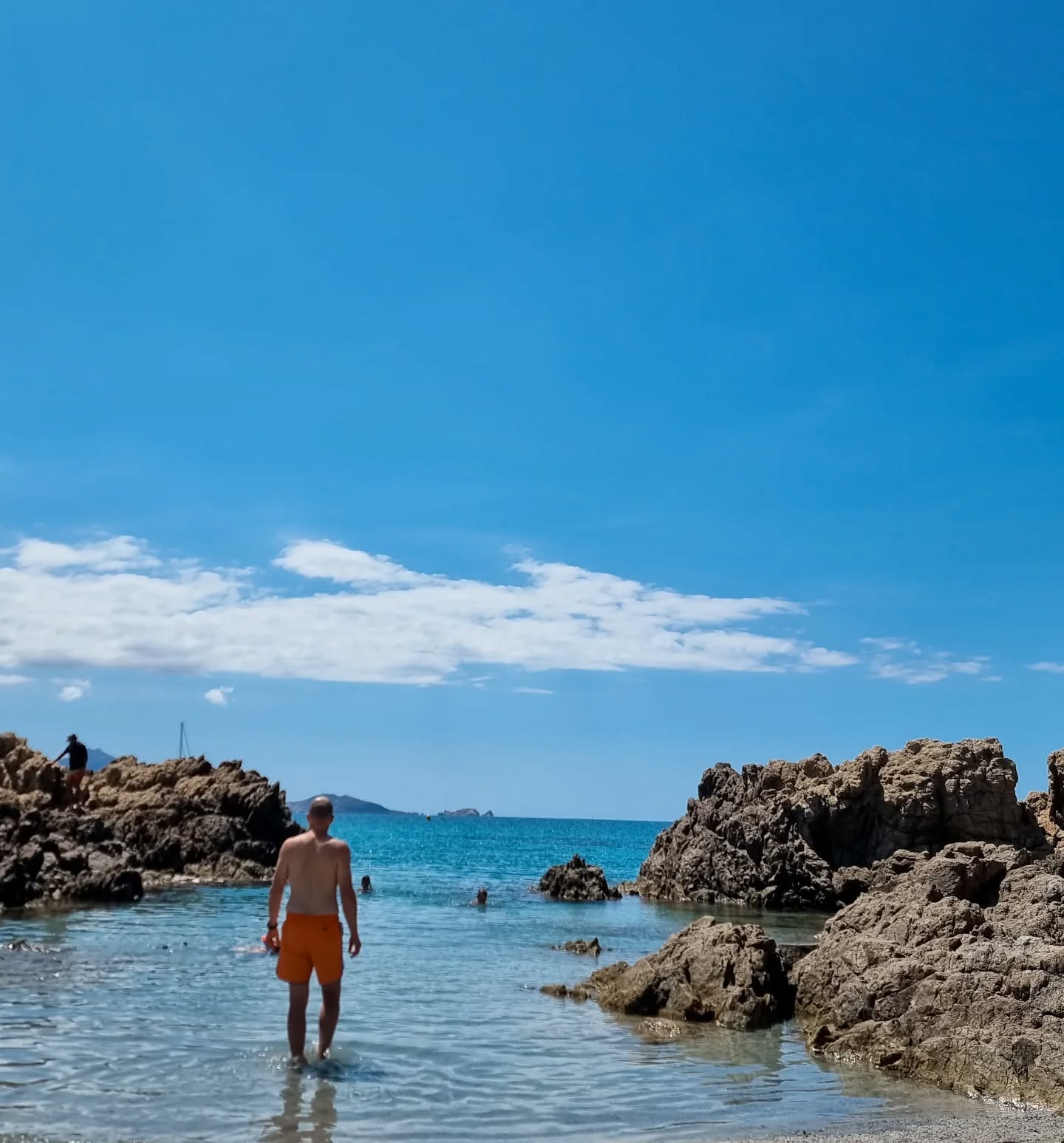 Oh Korsika, du bist immer noch so schön!
Unsere ersten Tage auf der Insel haben uns wieder in den Korsika Vibe versetzt :
Toller Stellplatz, glasklare Buchten, Wanderung mit Meerblick und alles bei perfektem Wetter 🌞
Achja, und Lotti weiß endlich, dass sie schwimmen kann 🐕
Wir freuen uns wahnsinnig auf die nächsten Wochen hier!
#korsika #urlaubmitkindern #reisenmitkindern #campingtipps #reiseblog