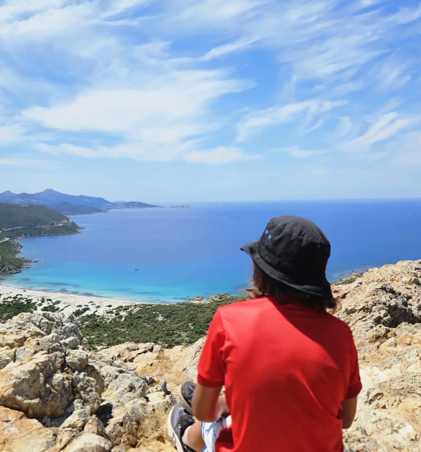 Oh Korsika, du bist immer noch so schön!
Unsere ersten Tage auf der Insel haben uns wieder in den Korsika Vibe versetzt :
Toller Stellplatz, glasklare Buchten, Wanderung mit Meerblick und alles bei perfektem Wetter 🌞
Achja, und Lotti weiß endlich, dass sie schwimmen kann 🐕
Wir freuen uns wahnsinnig auf die nächsten Wochen hier!
#korsika #urlaubmitkindern #reisenmitkindern #campingtipps #reiseblog