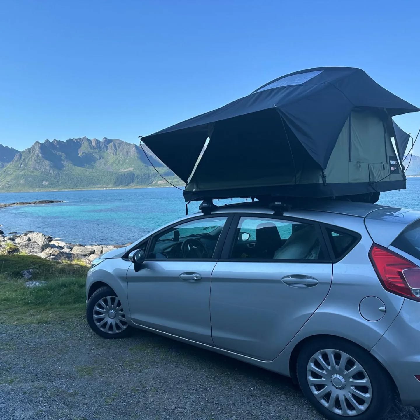 Wenn Träume Wirklichkeit werden ?
Mit dem Dachzelt unterwegs in den Lofoten – ein echter Lebenstraum für unsere Kunden und jetzt Realität! ?️?
Du willst auch ins Abenteuer starten, hast aber noch keinen Plan?
Kein Problem! Wir beraten dich rund ums Thema Dachzelt, Zubehör und geben dir Tipps für den perfekten Start ?️?
Schreib uns einfach oder komm vorbei!