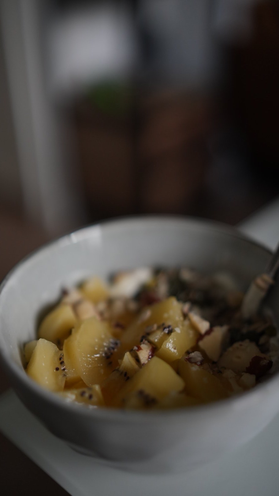 Heb je ooit gehoord van het woord: ✨estroboloom✨?
Dat is een groep darmbacteriën die een heeele belangrijke rol speelt in je hormonale balans.
👀 Uhhh hoe werkt dat?
Oestrogeen wordt voornamelijk in je eierstokken gemaakt, as we already know. Maar daarna gaat het naar je lever en komt het in je darmen terecht. En dáár komt jouw ✨estroboloom✨ in beeld. Deze bacteriën helpen oestrogeen te reguleren met behulp van een enzym (beta-glucuronidase).
Als dit proces goed gaat → wordt overtollig oestrogeen netjes uitgescheiden.
Maar… als dit uit balans is, kun jij dus klachten krijgen als:
🚩 PMS of buikkrampen
🚩 hevige menstruaties
🚩 oestrogeendominantie
🚩 slaapproblemen
🚩 laag libido
🚩 terugkomende blaasontstekingen
Herkenbaar? Dan kan je estrobolome wel wat extra love gebruiken…
👉 Een verstoorde darmflora kan namelijk zorgen voor te weinig óf juist te veel actief oestrogeen. Dit kan leiden tot vruchtbaarheidsproblemen, hevige menstruaties en hormonale disbalans.
Wat kan zo’n verstoring veroorzaken?
🥲 chronische stress
💊 overmatig gebruik van antibiotica
😴 slechte slaap
🫣 vezelarm en/of suikerrijk eetpatroon
En wat helpt juist wél?
Voeding die jouw estroboloom ondersteunt, zoals:
🥬 kimchi & zuurkool
🥥 kokos- of grasgevoerde yoghurt
🧄 prebiotica: artisjok, knoflook, linzen, asperges
🌱 lignanen: gemalen lijnzaad
🥦 kruisbloemige groenten: broccoli, kool, boerenkool
❕ Darmgezondheid = echt een mega belangrijke sleutel tot hormonale balans
Als je jouw klachten écht bij de kern wilt aanpakken, kijk dan ook naar je darmen.
✨ Blijf je last houden van hormonale of darmklachten? Stuur me een DM 💗 Ik kijk graag met je mee via 1-op-1 coaching en eventueel functionele testen.
#probiotica #hormoonbalans #healthcoach #periodhealth #womenshealth #hormonalhealth #cyclebalance #hormooncoach #onbewerkt #vrouwengezondheid #pms #pmsproblems #pmsrelief